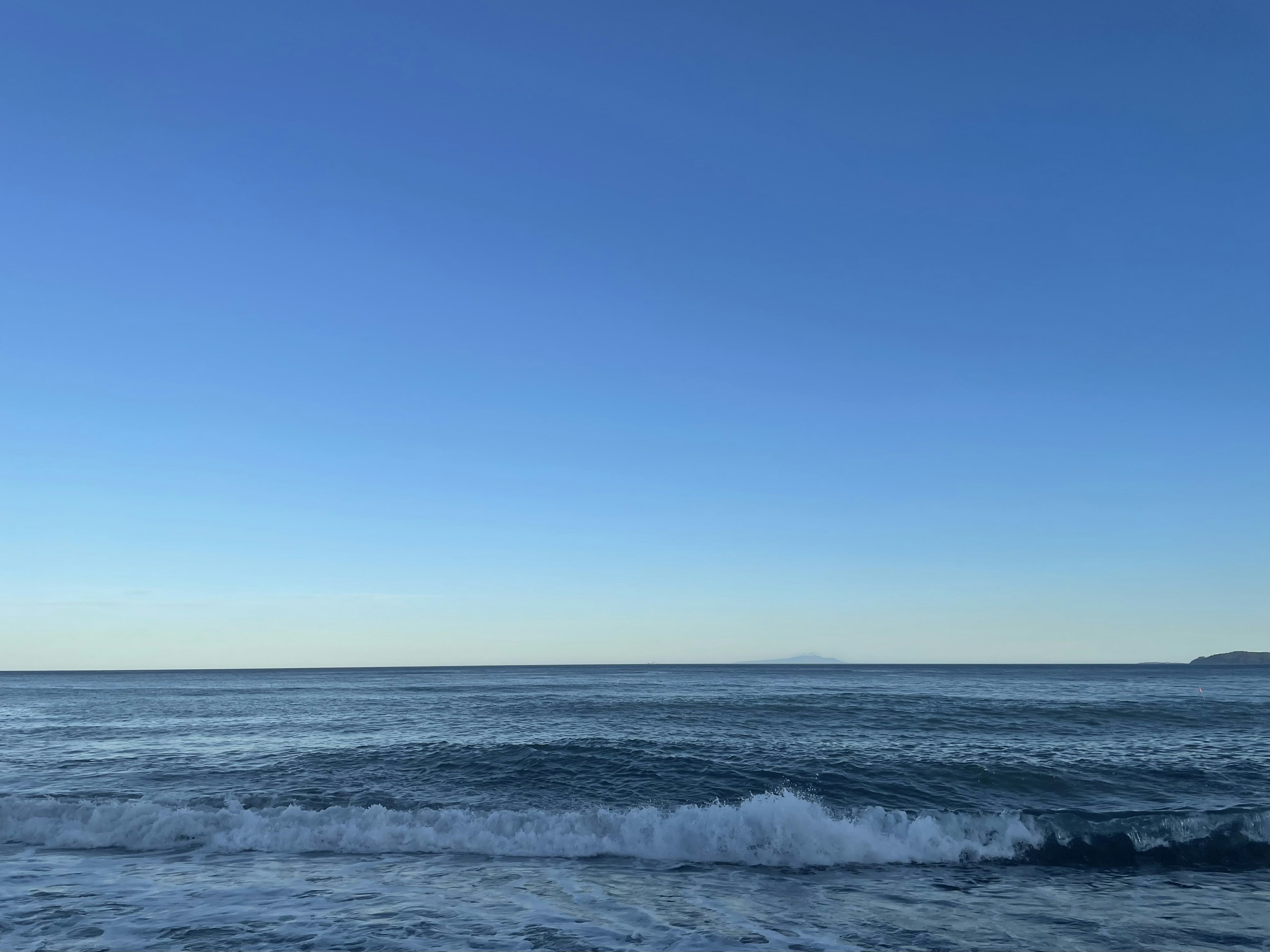 青い空と穏やかな海の景色