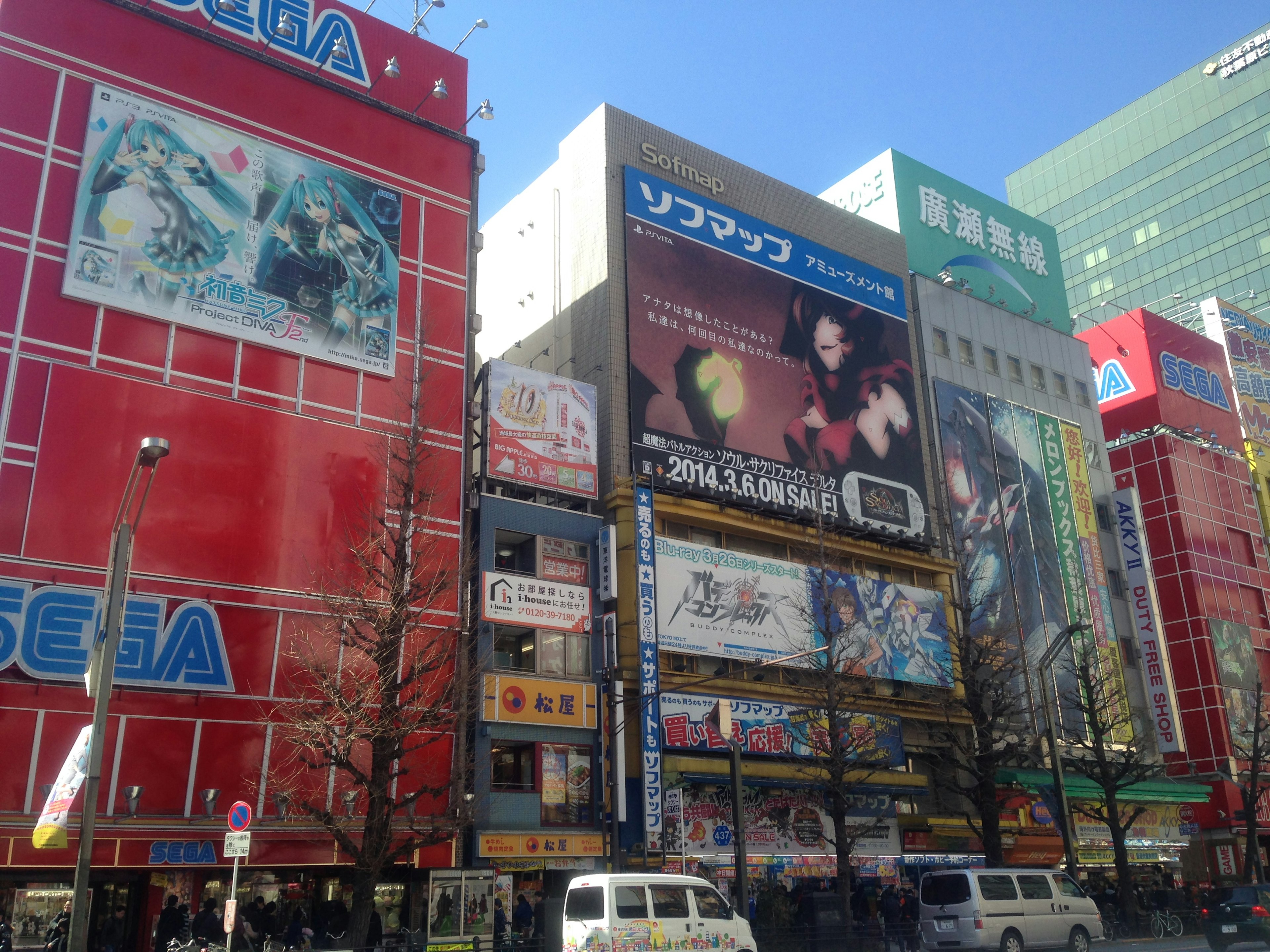 Bunte Gebäude und Werbung in Akihabara