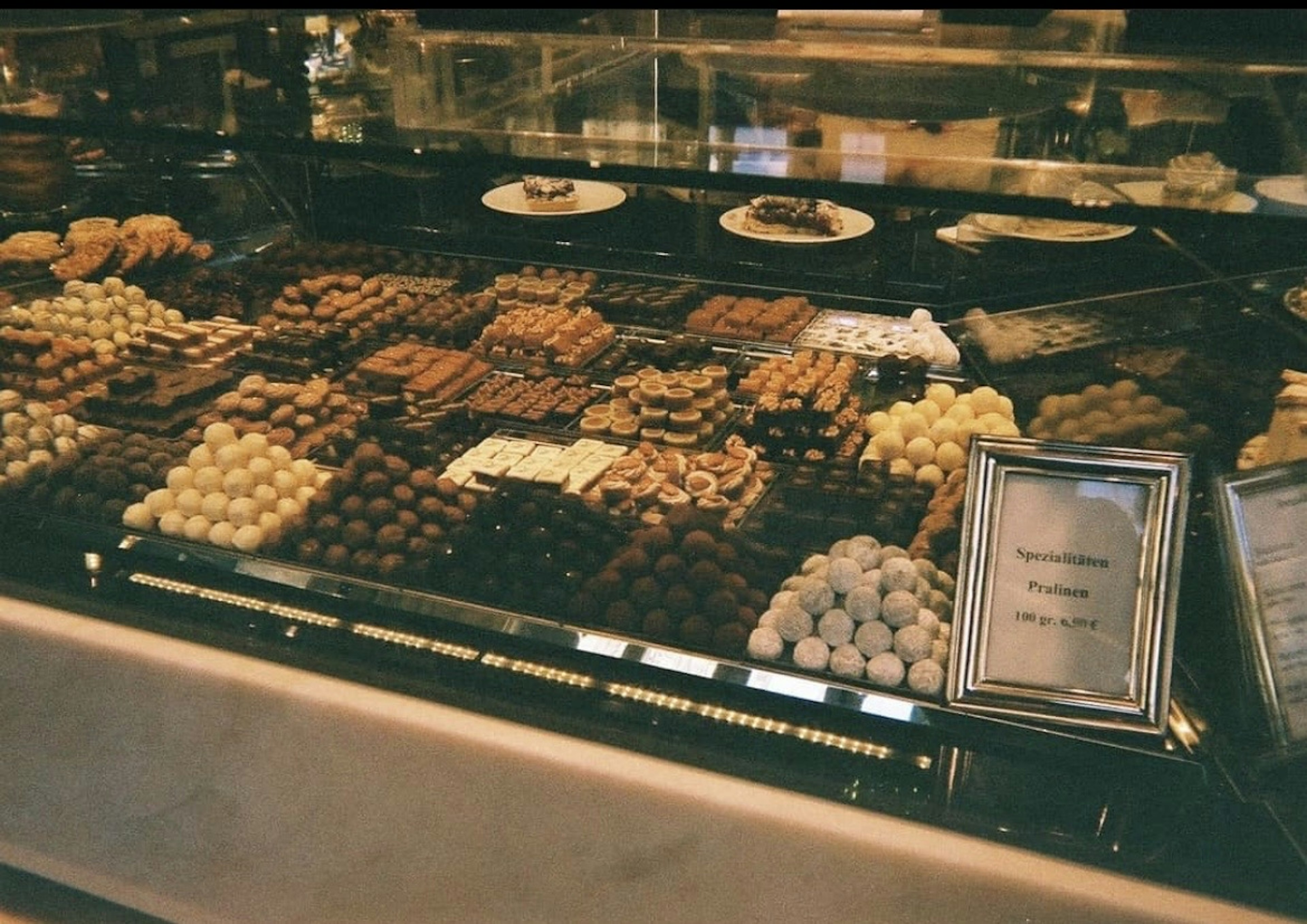 色とりどりのチョコレートとお菓子が並ぶショーケース