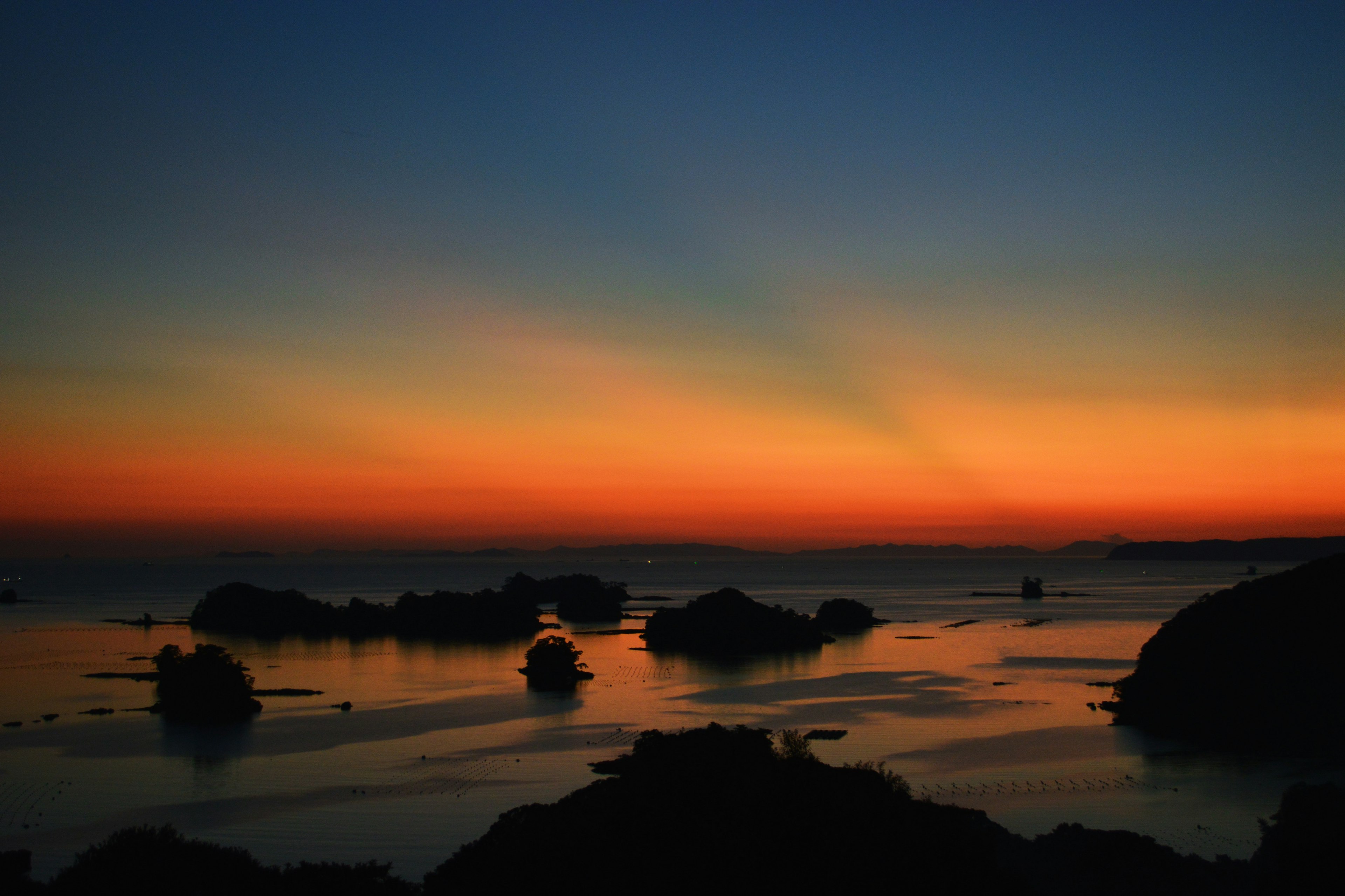 美しい夕焼けが海に映る風景 岩のシルエットが特徴的