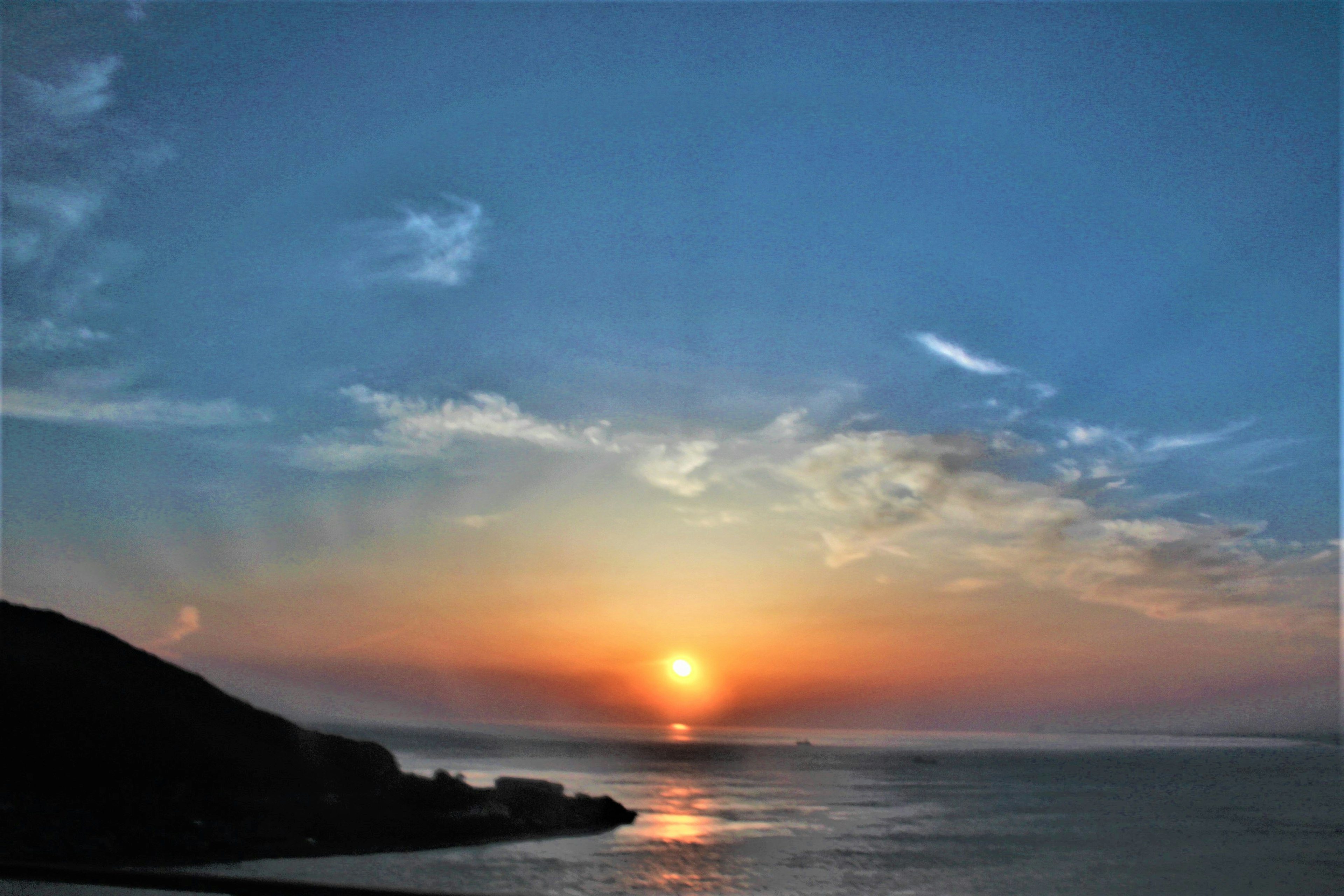 美しい夕日が海に沈む風景と色彩豊かな空