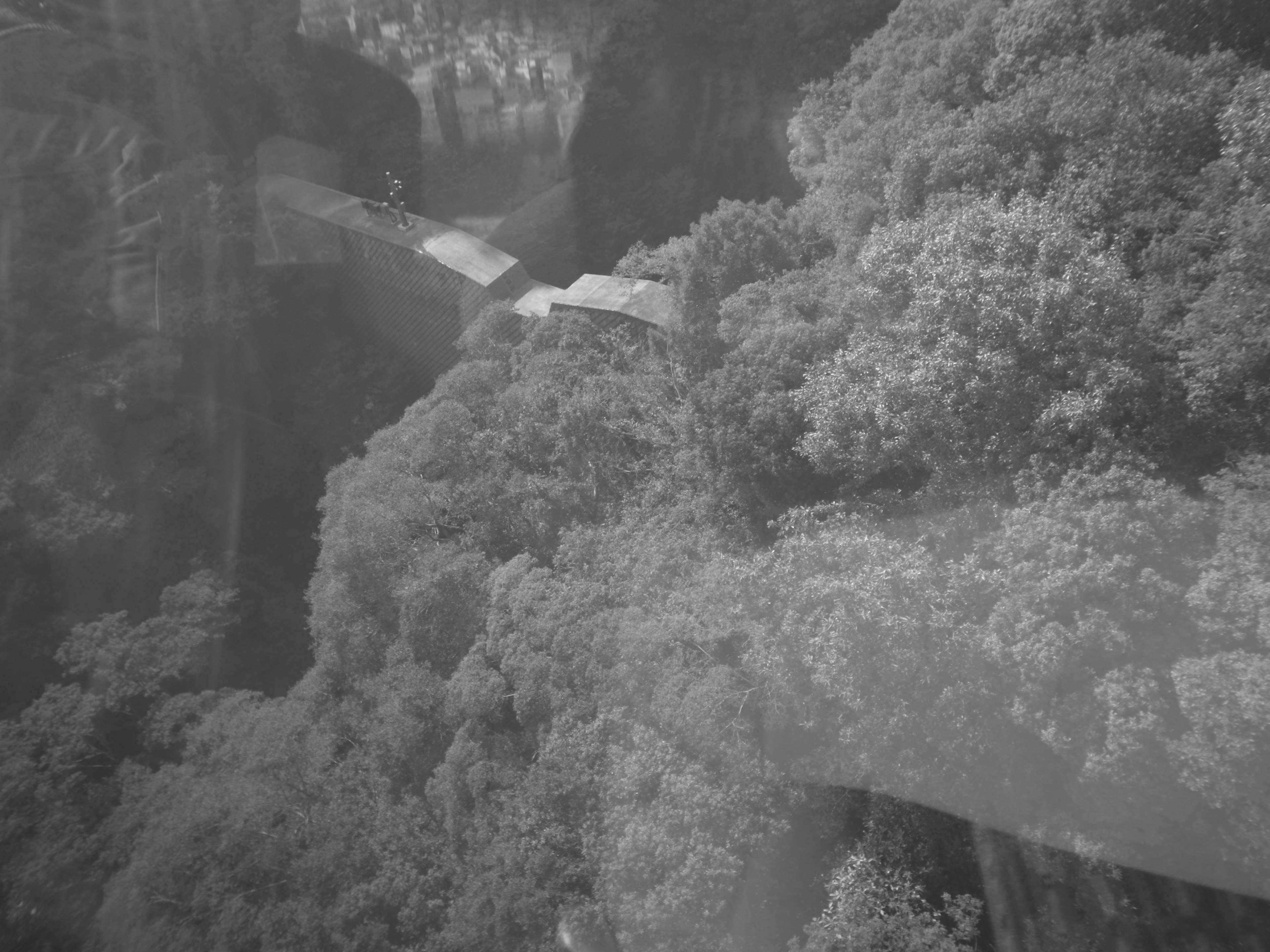 Vista aérea de un edificio entre montañas verdes