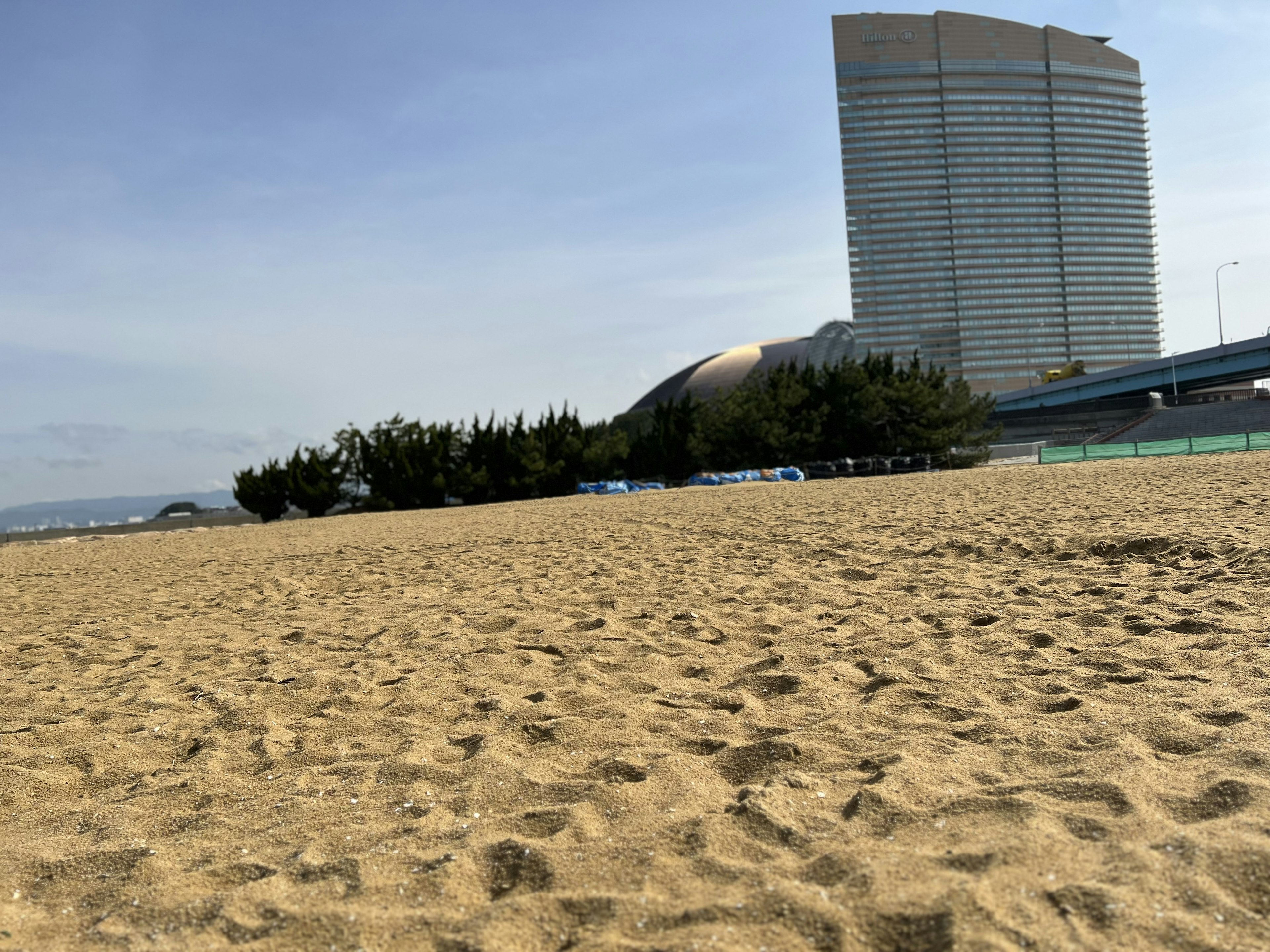 砂浜と高層ビルの景色 海と空の青さ