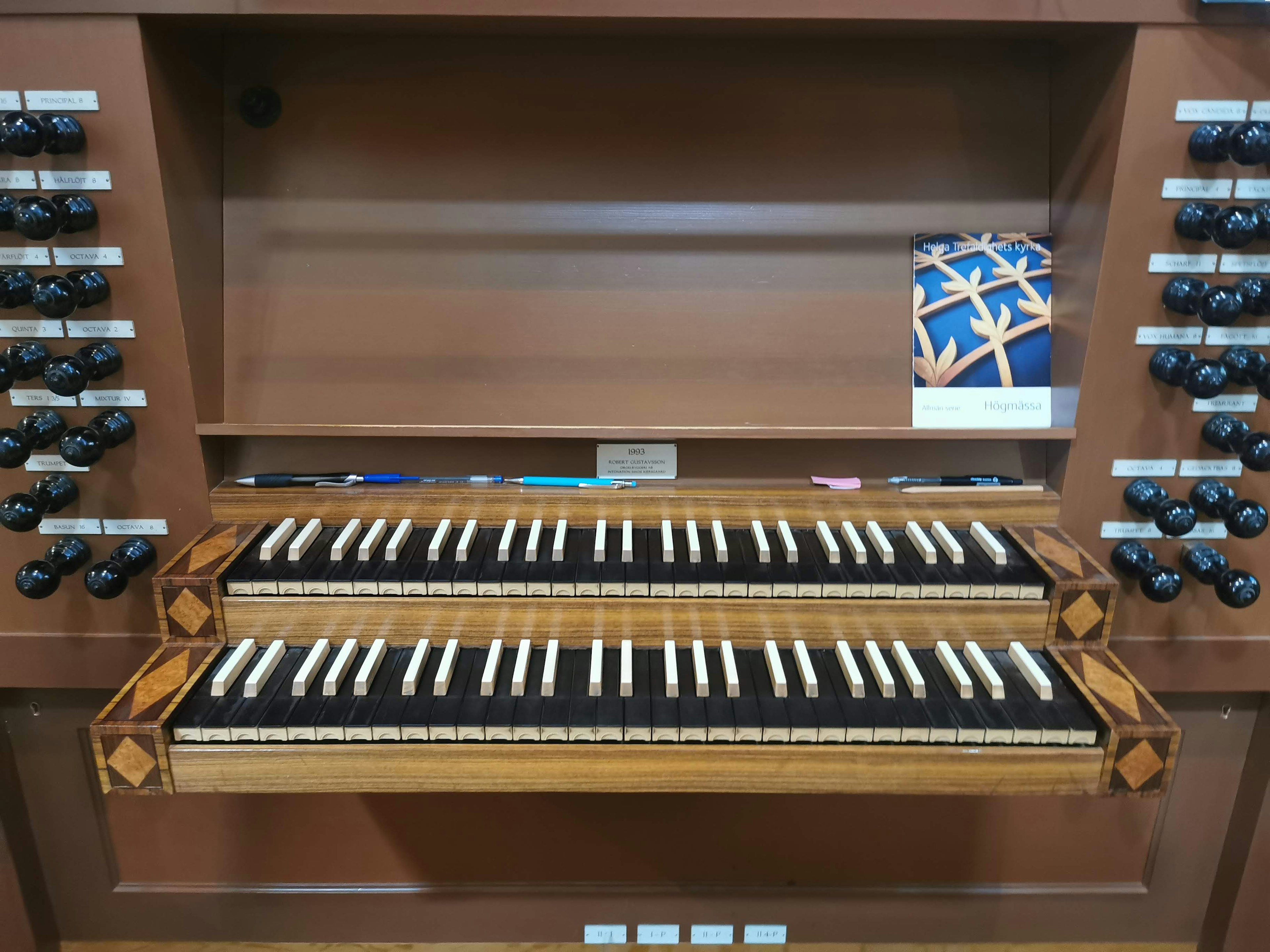 Detaillierte Ansicht einer Orgel-Tastatur und Steuerknöpfen