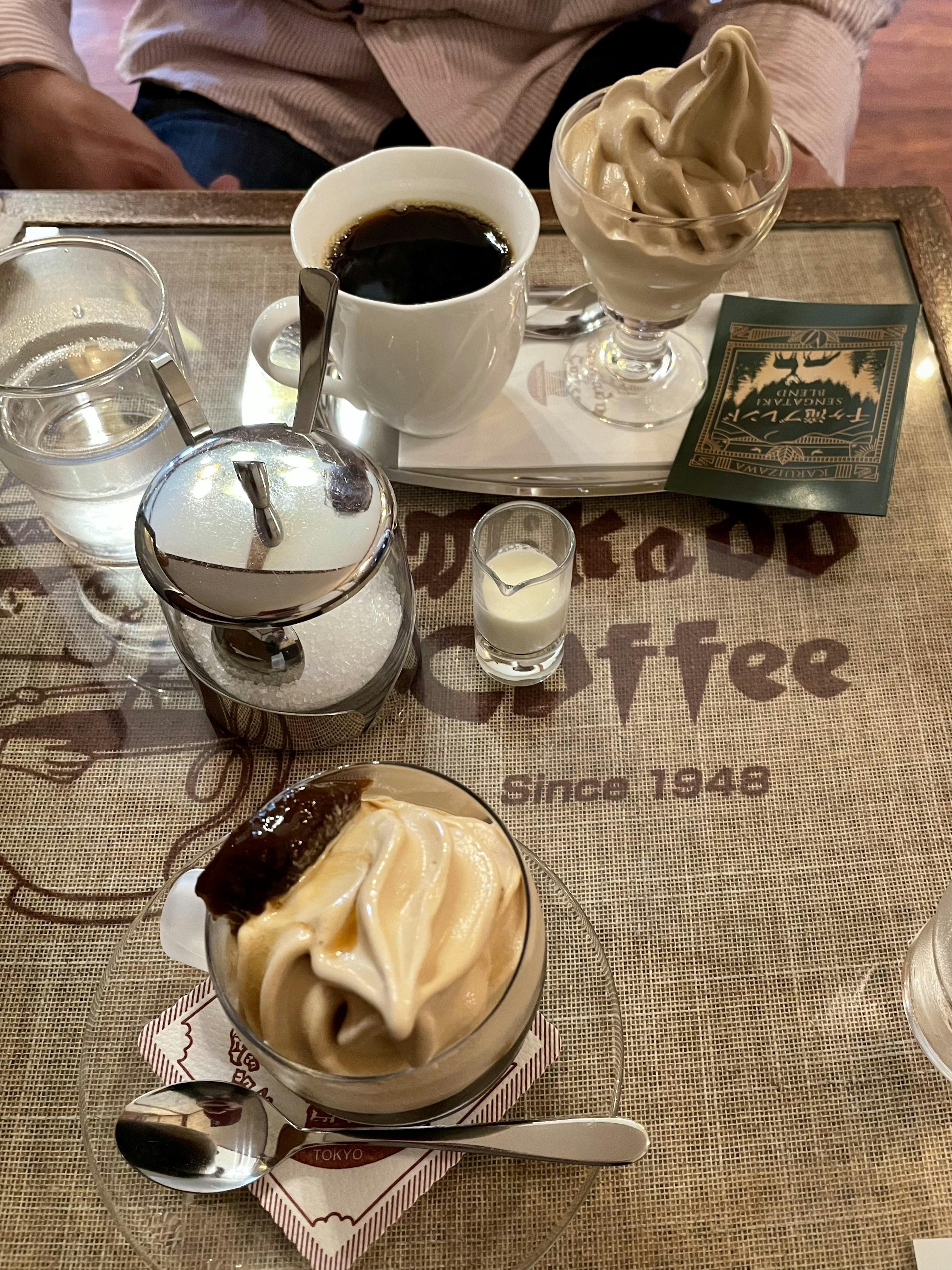 Mesa con café y helado suave