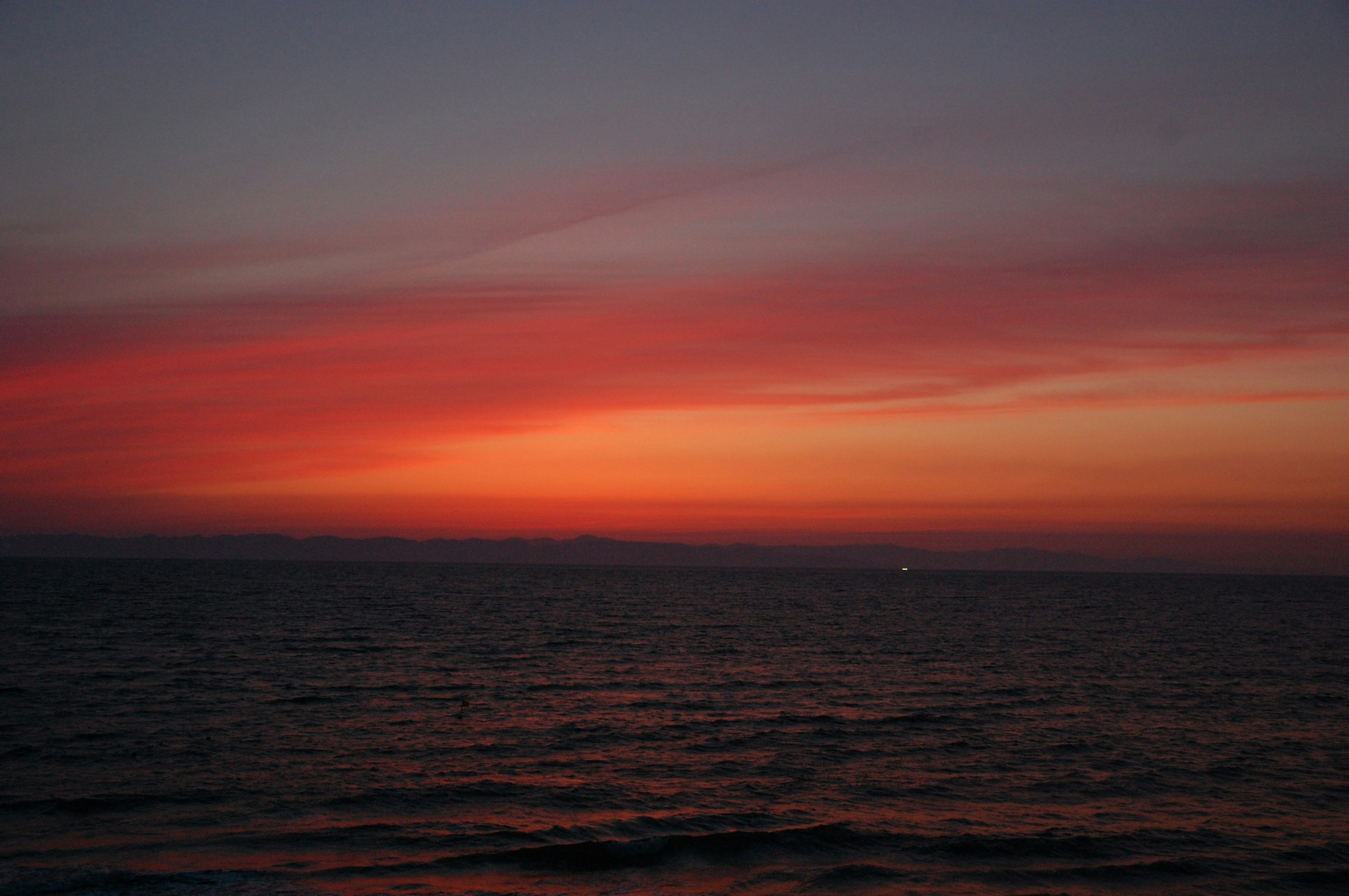 夕焼けの海の風景赤とオレンジのグラデーション