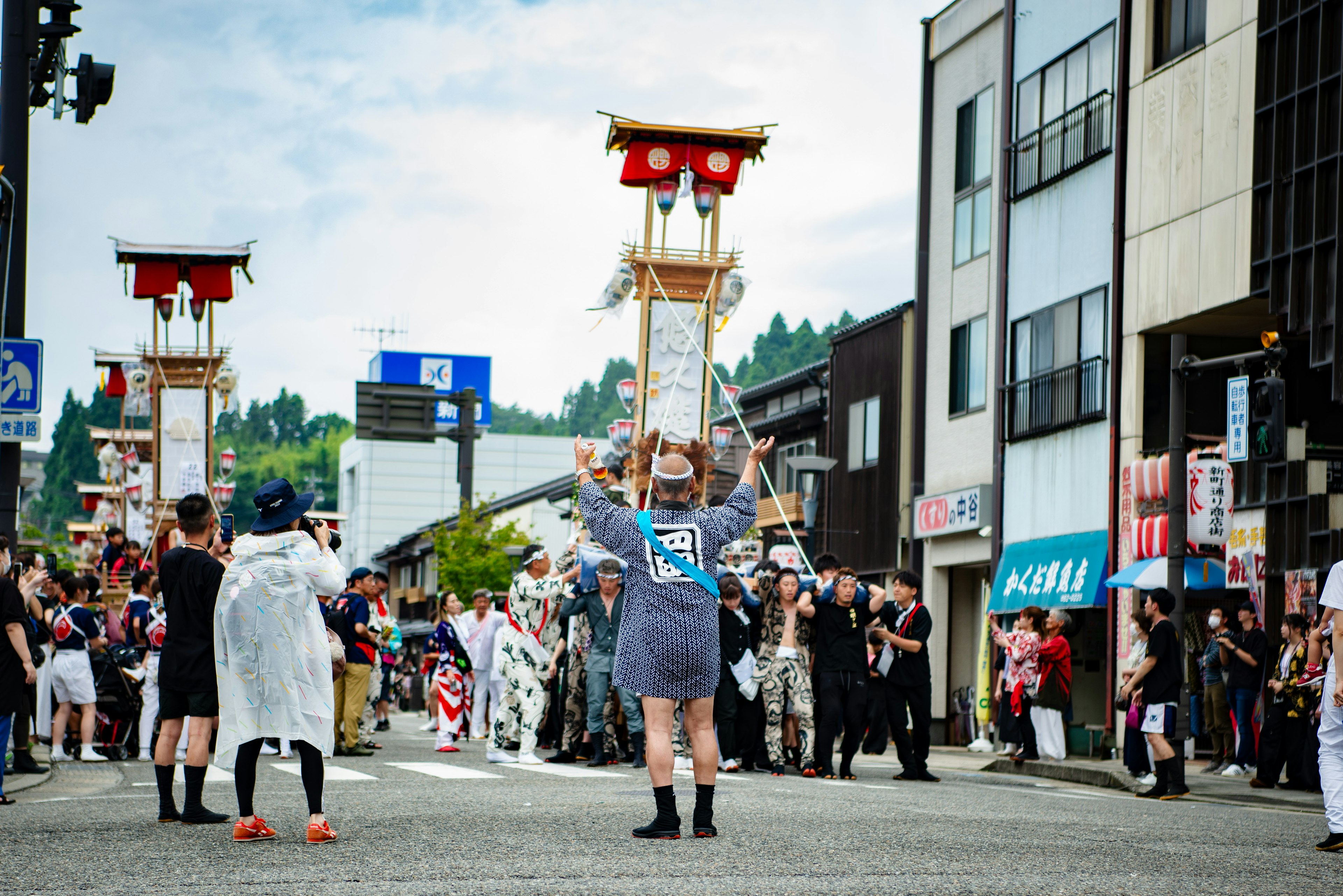 Straßenszene eines Festivals mit Teilnehmern und Festwagen