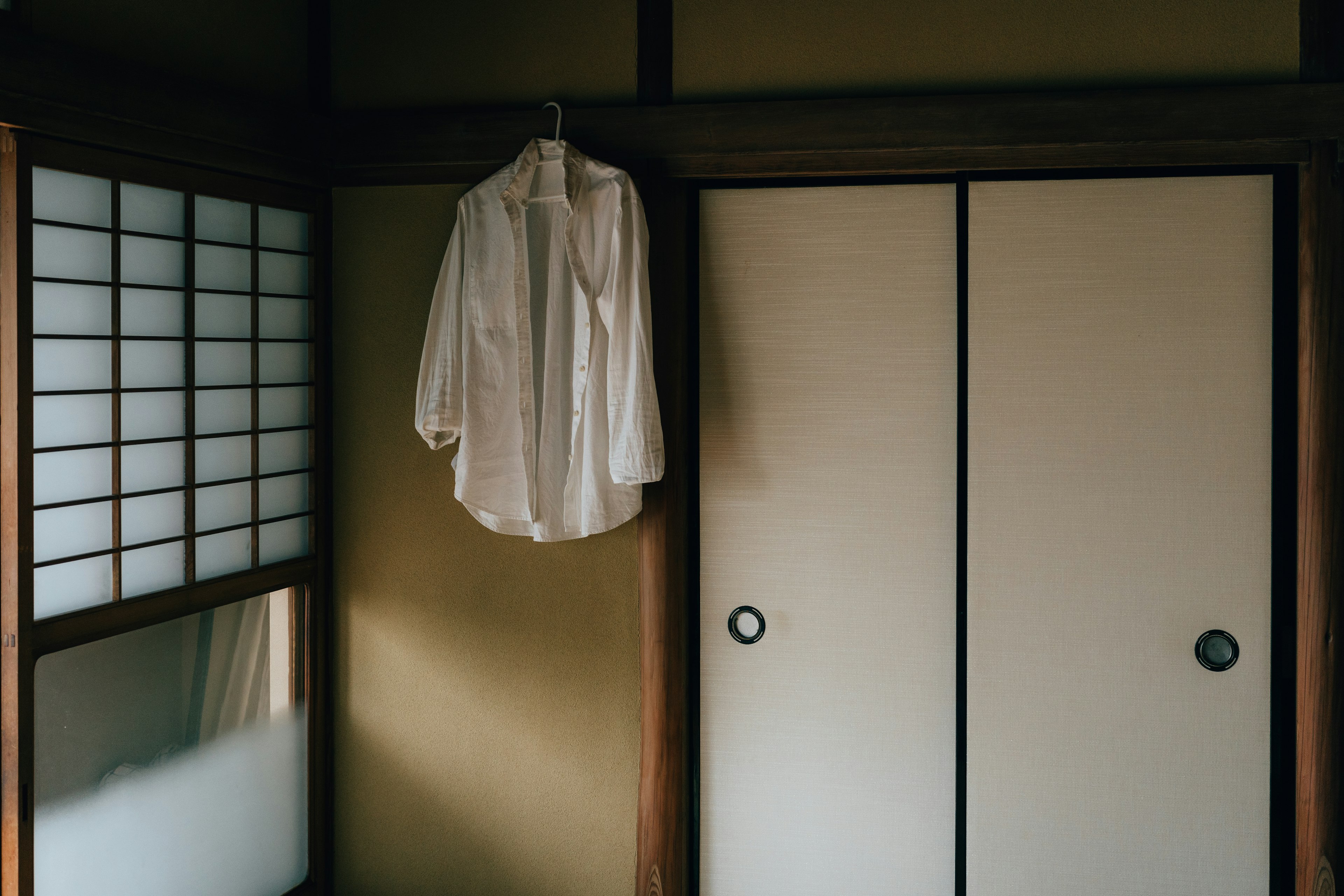 Una camisa blanca colgada en una habitación de estilo japonés serena