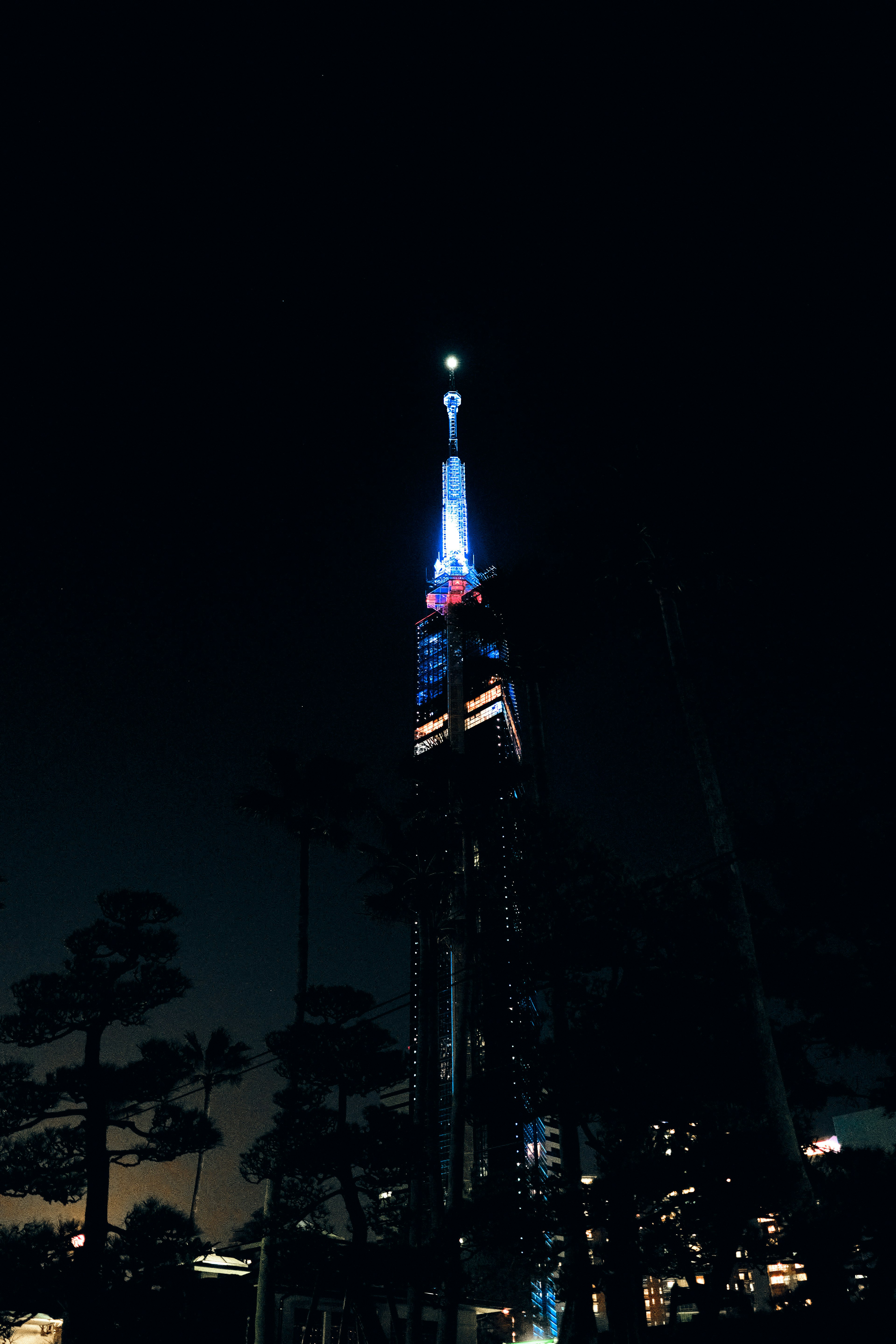 Tokyo Skytree yang diterangi di malam hari dengan lampu biru dan putih