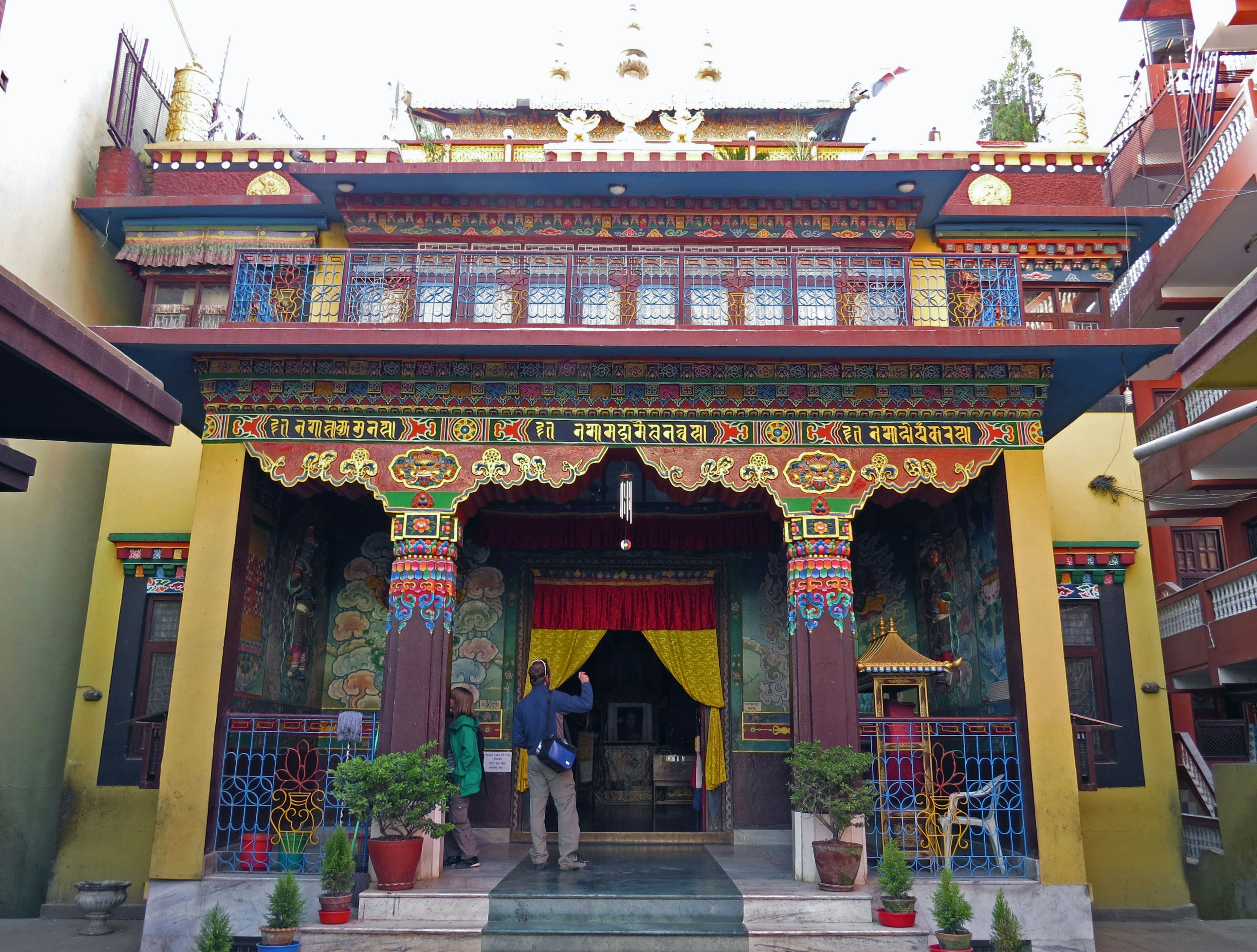 Esterno vibrante di un tempio tibetano con ingresso decorativo