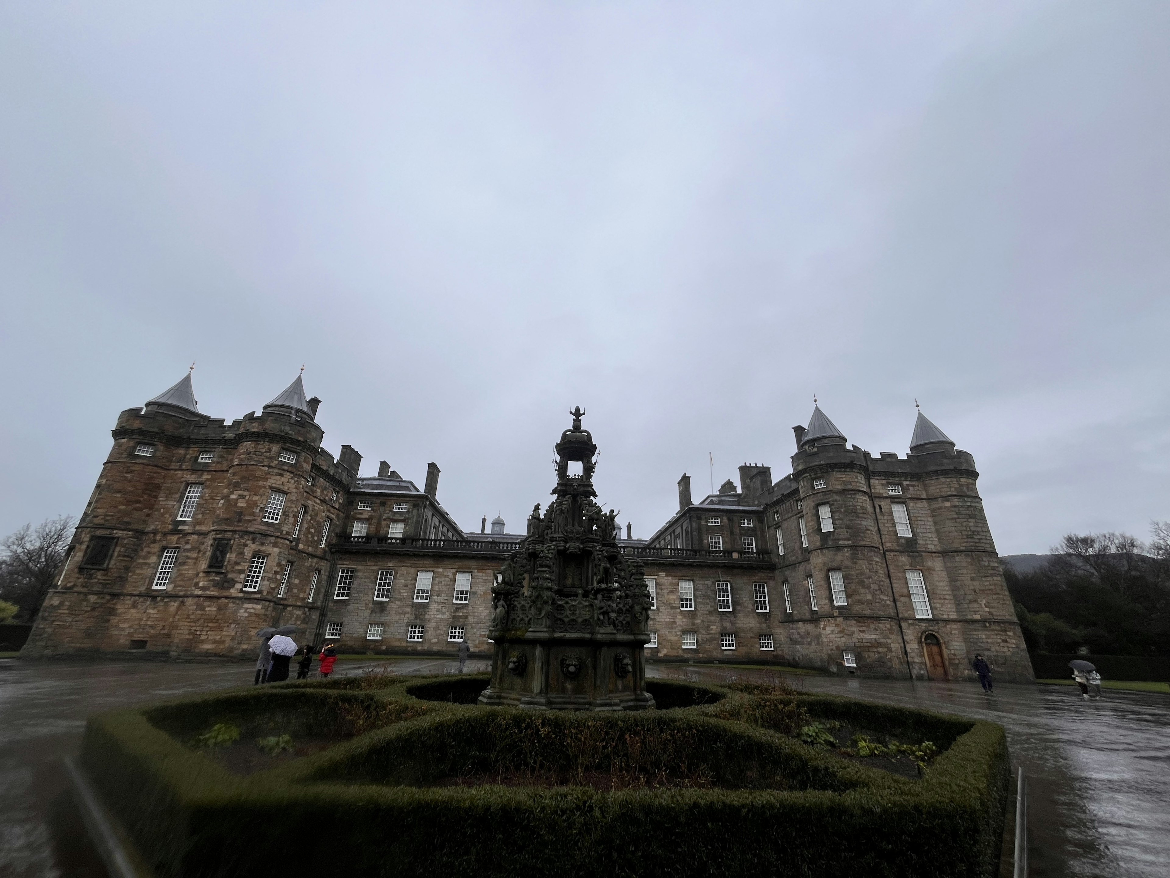 Ansicht des Holyrood-Palastes mit Brunnen im Vordergrund