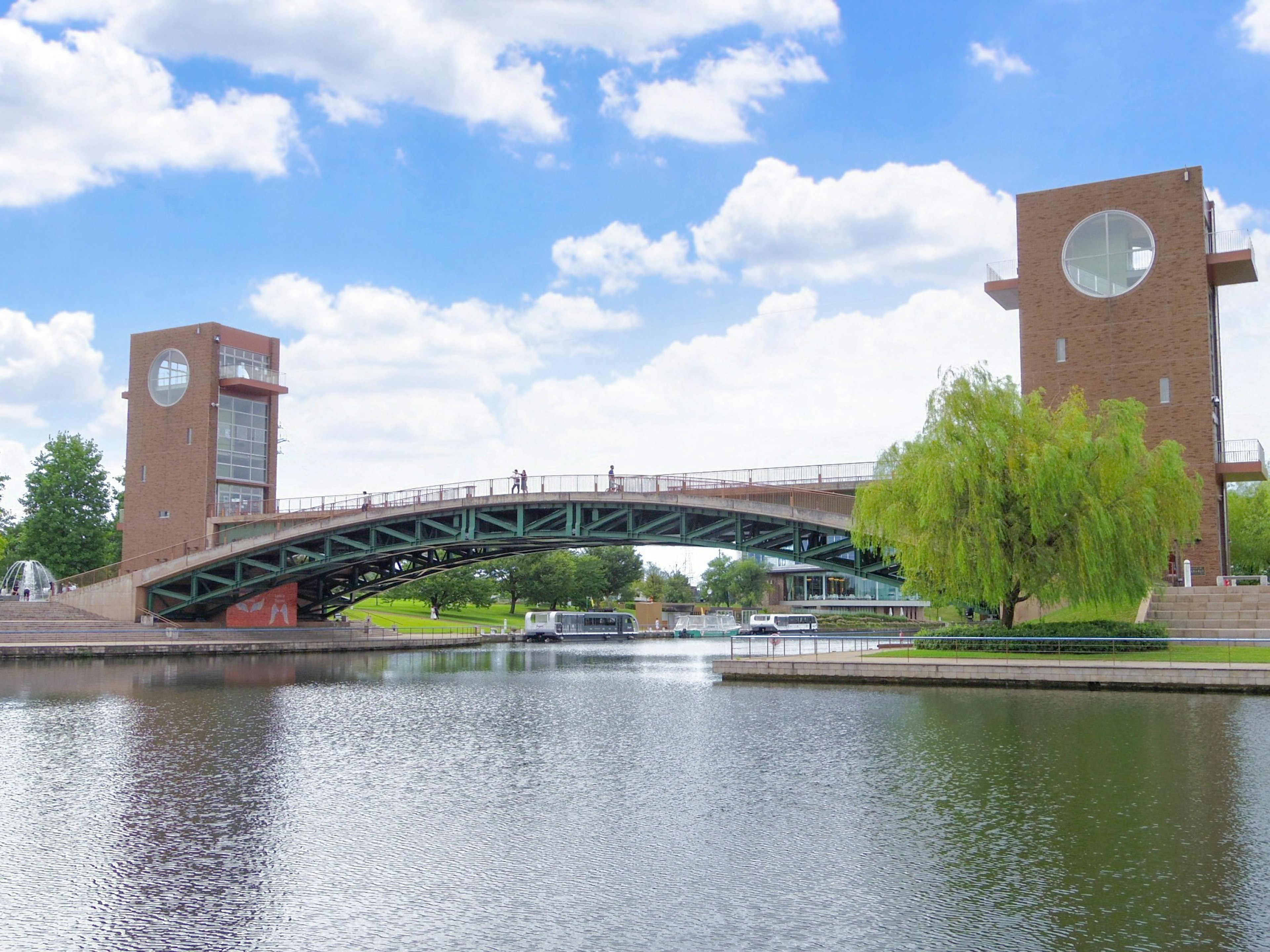 Vue pittoresque d'un pont avec des tours d'horloge et de la verdure