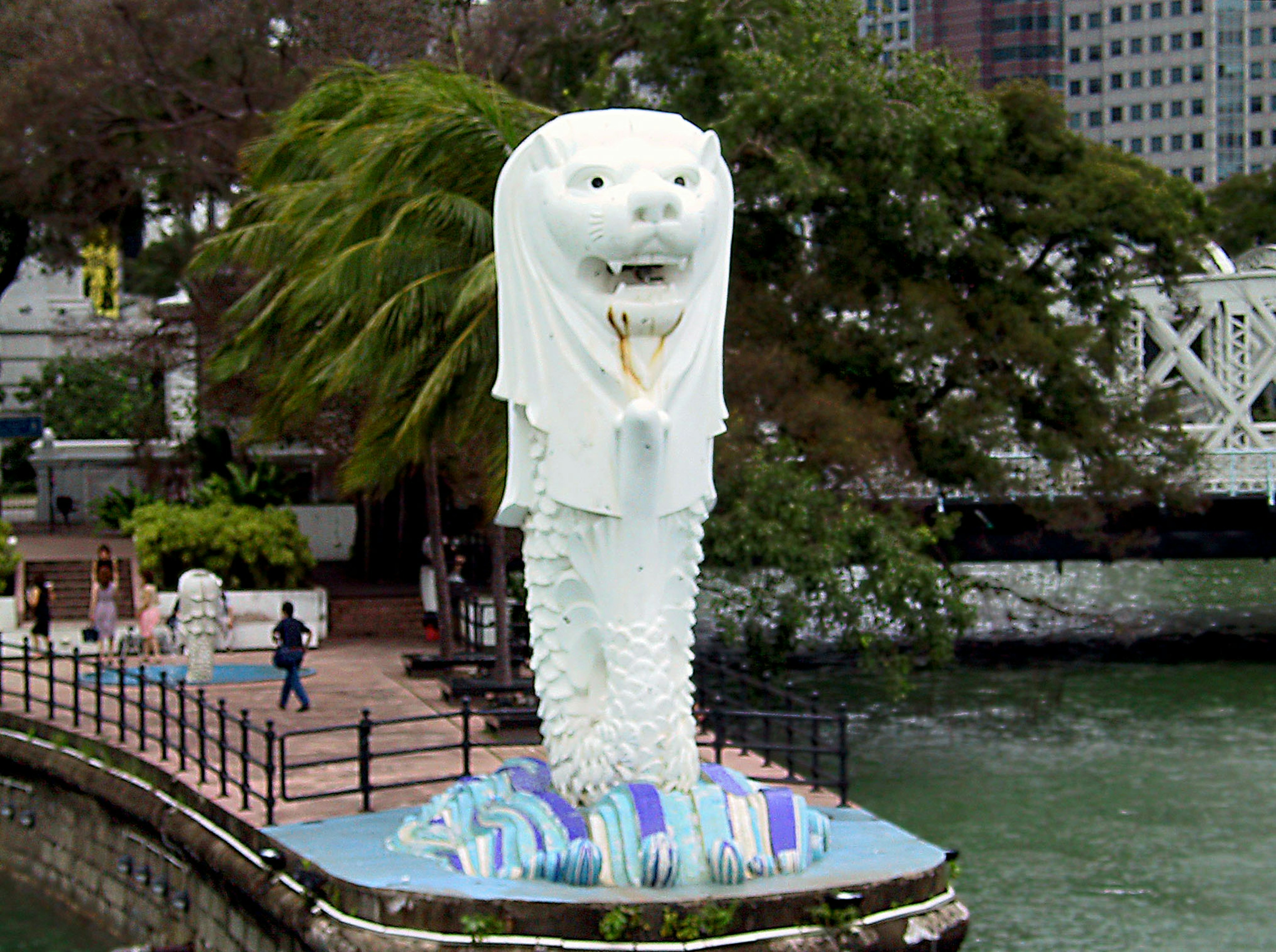 Patung Merlion berdiri di tepi air di Singapura