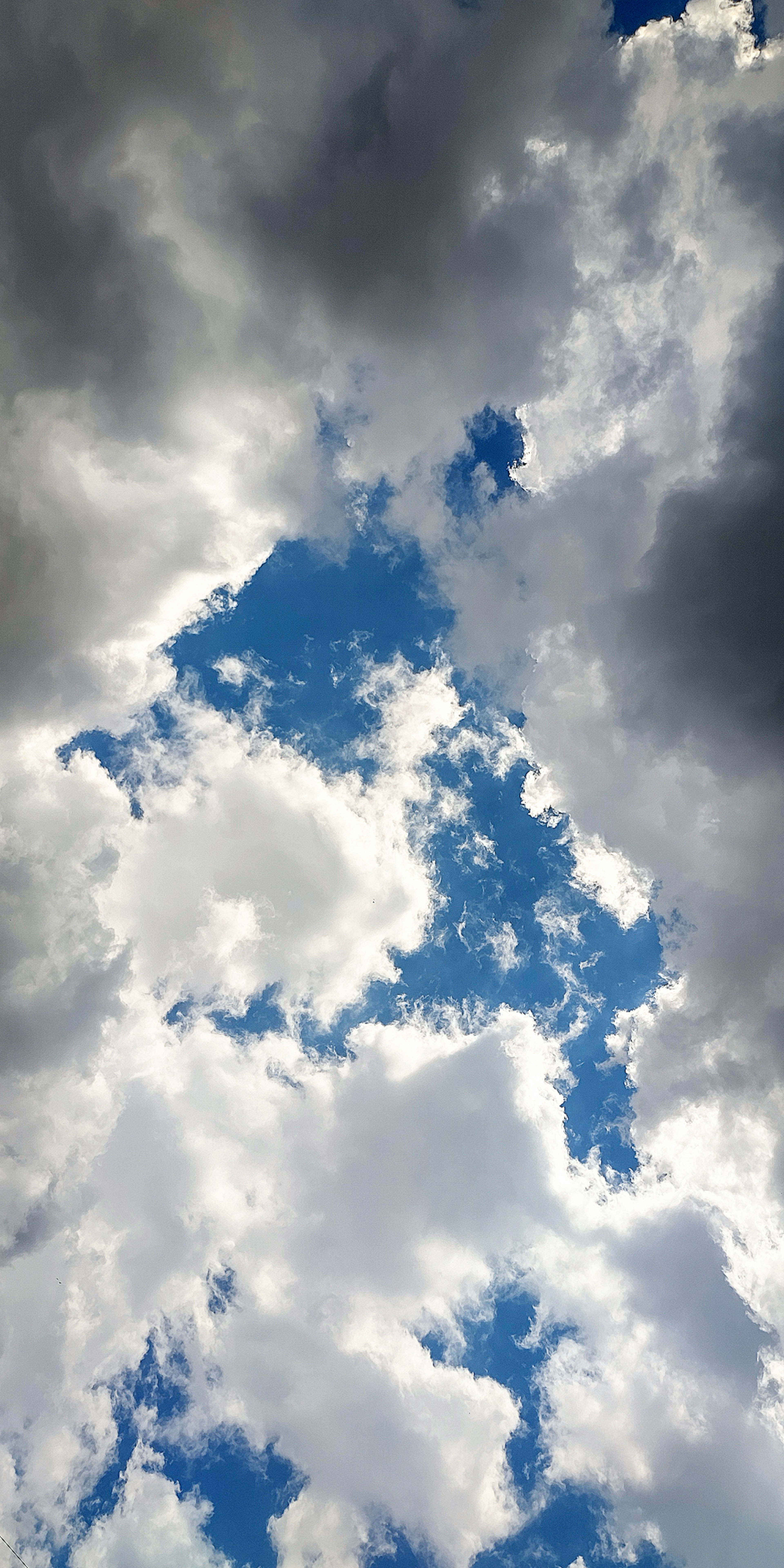 Ciel dramatique avec des taches bleues et des nuages blancs