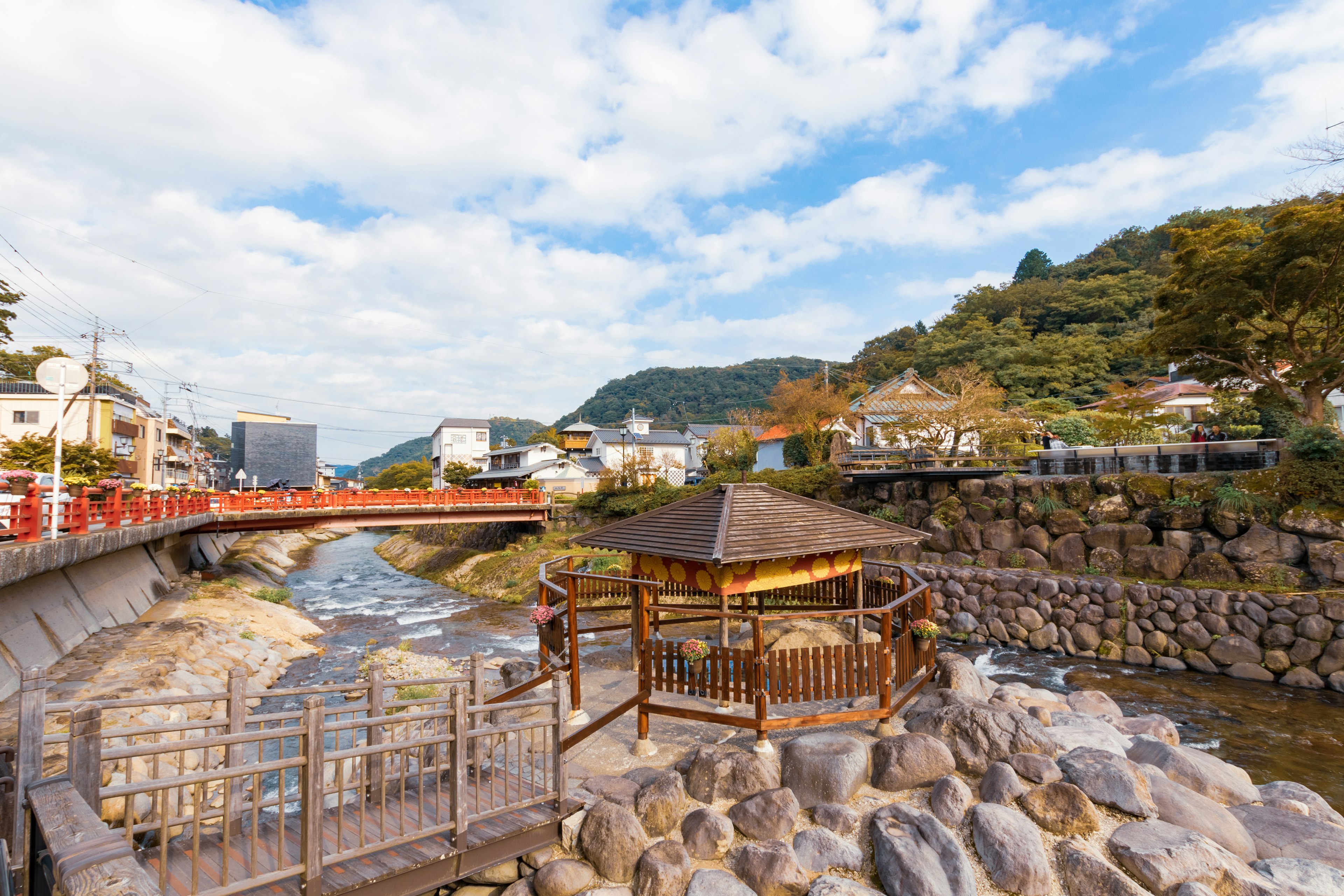 Malersicher Blick auf ein japanisches Dorf mit einem Fluss und einer Brücke