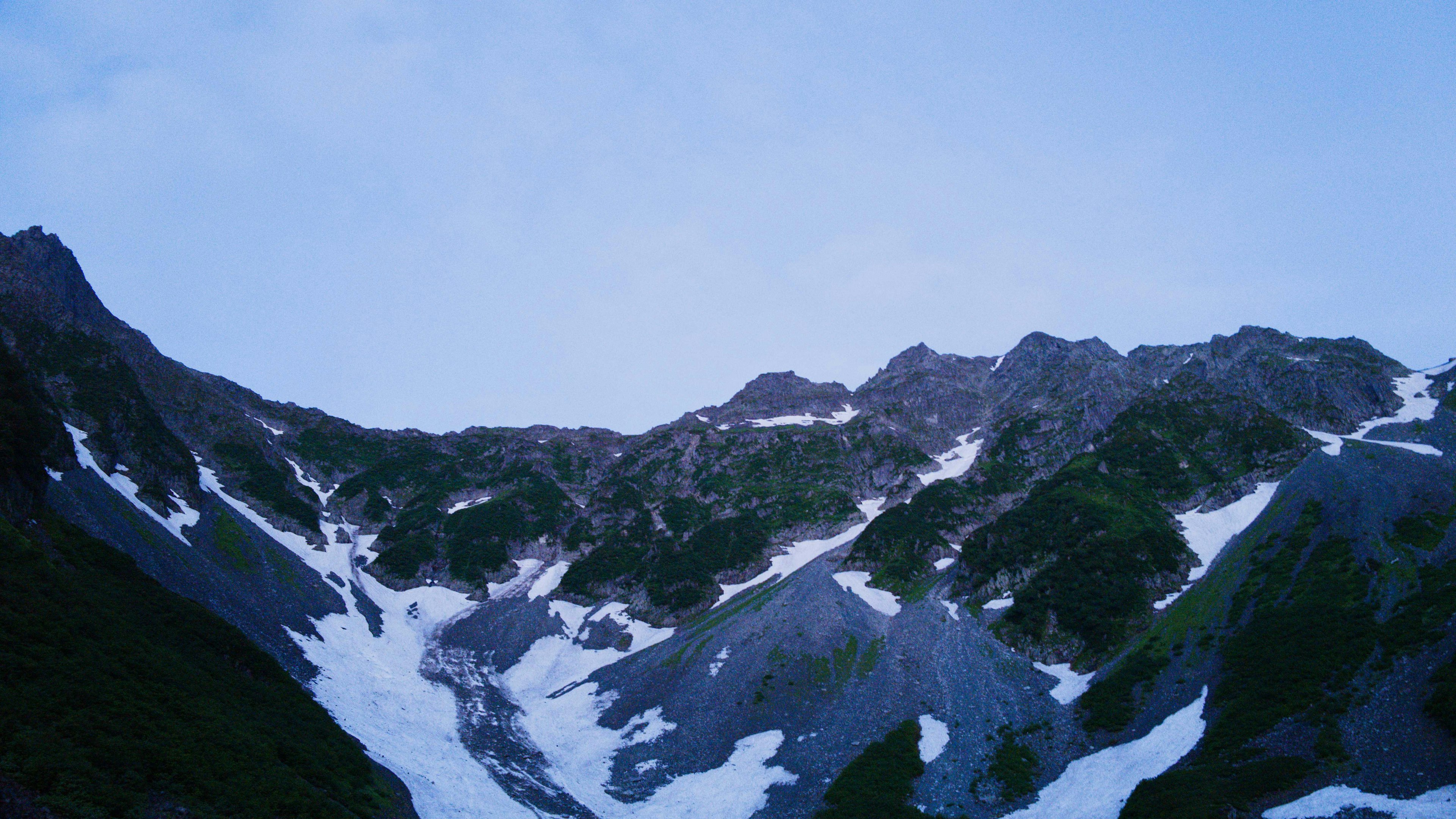 壮丽山脉与融化冰川的风景