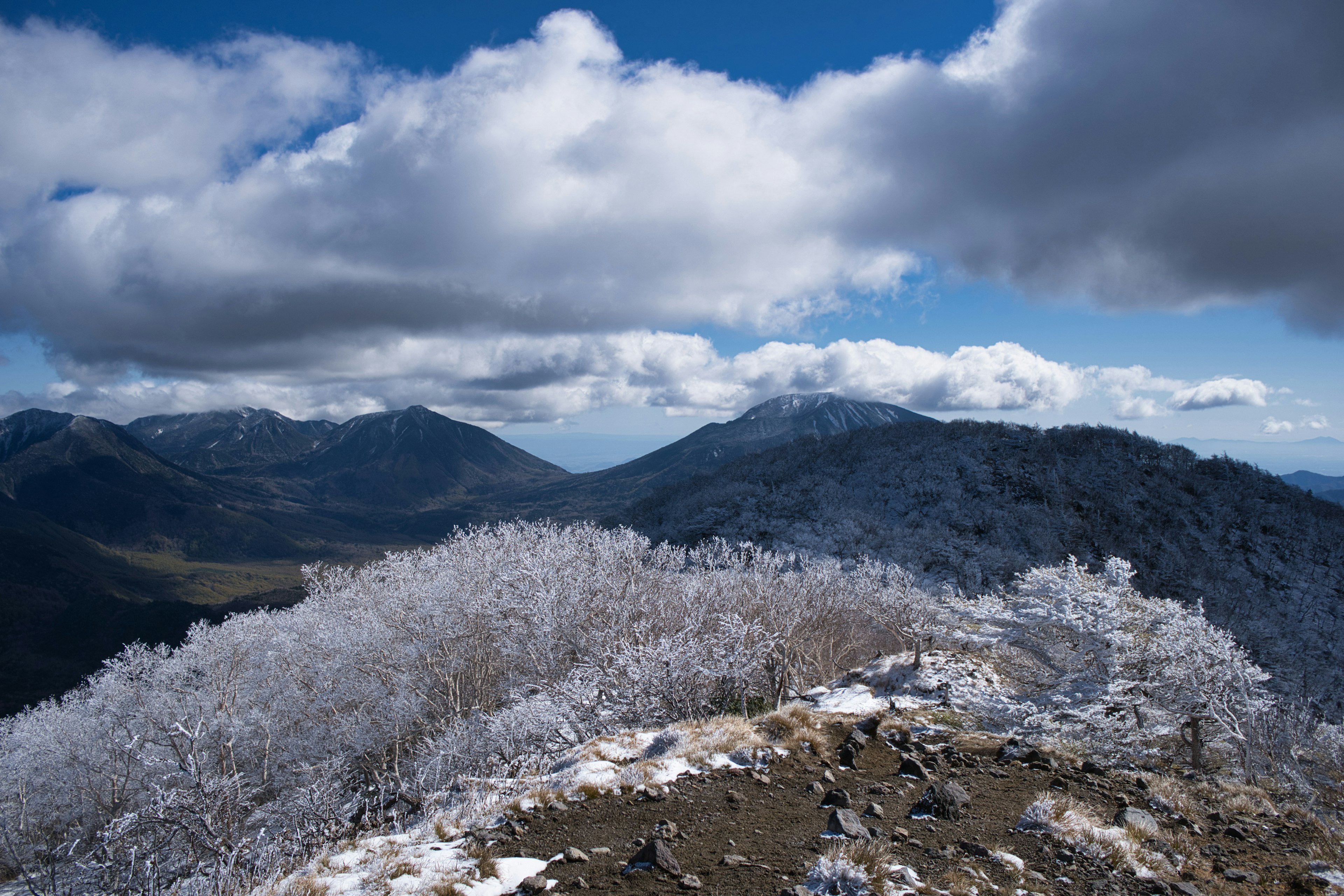 Montagnes enneigées sous un ciel bleu