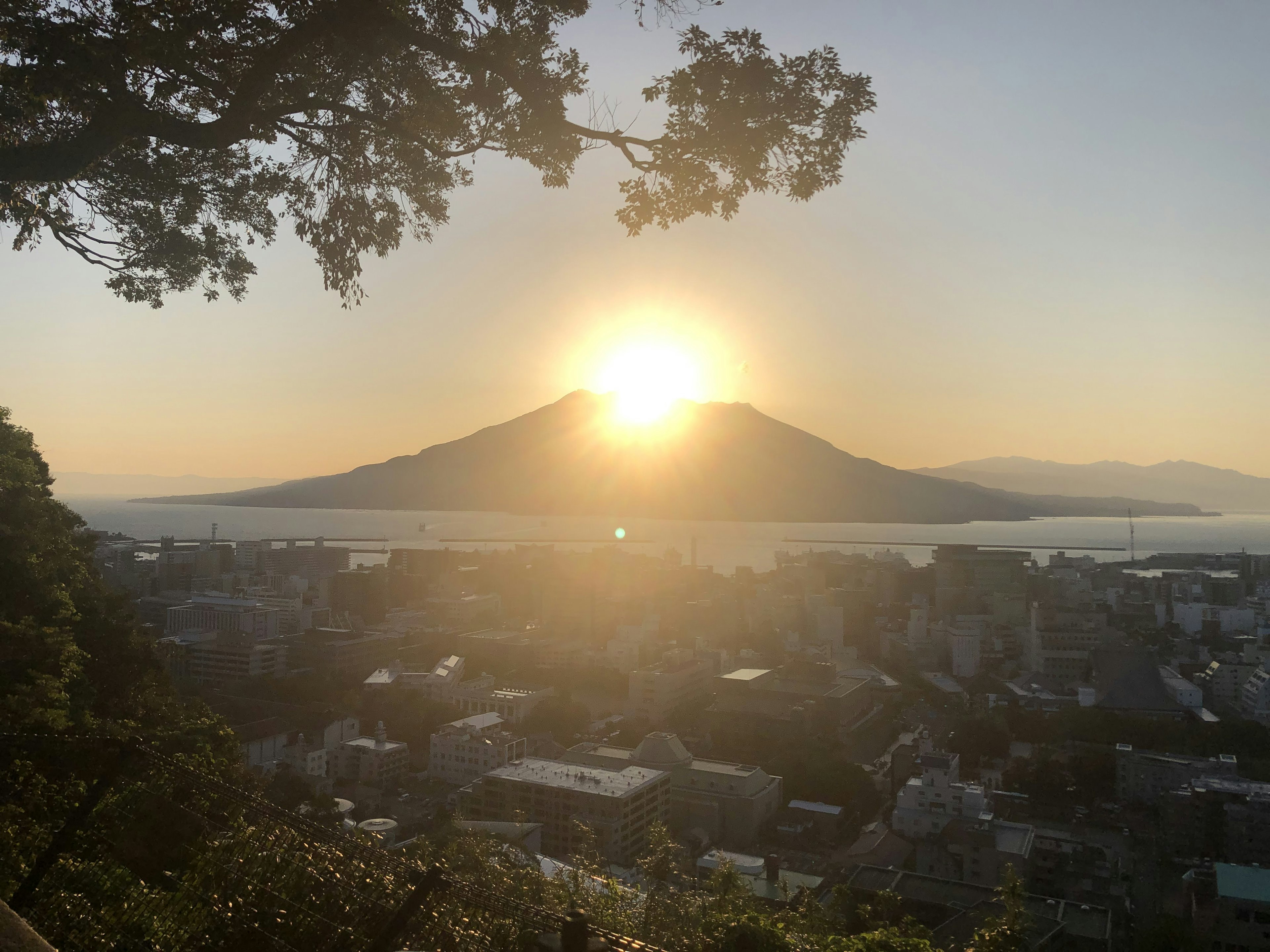 도시를 바라보며 산 뒤로 아름다운 일몰