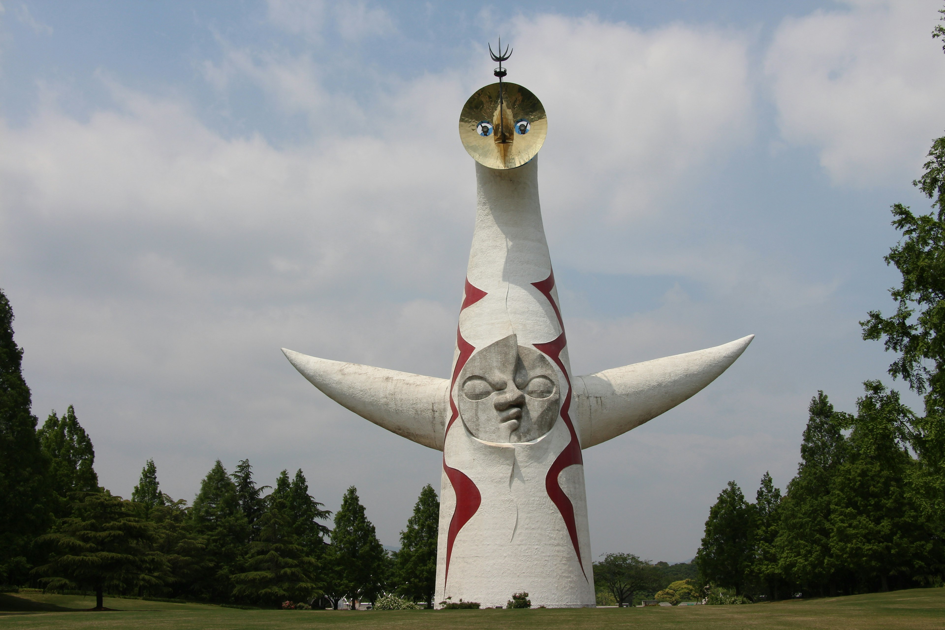 太阳塔雕塑在蓝天之下屹立