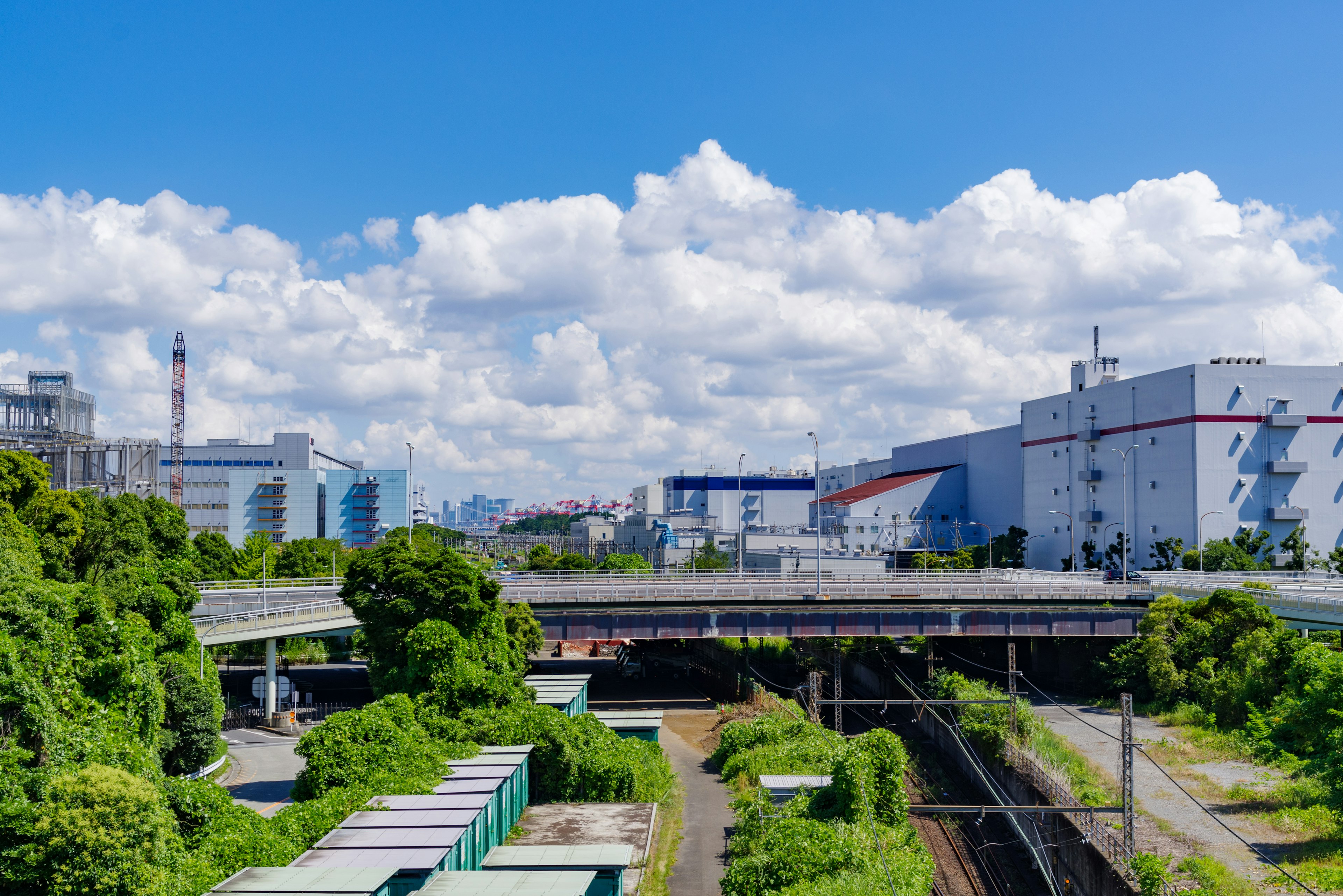 东京城市风景，绿色植物和可见的铁路