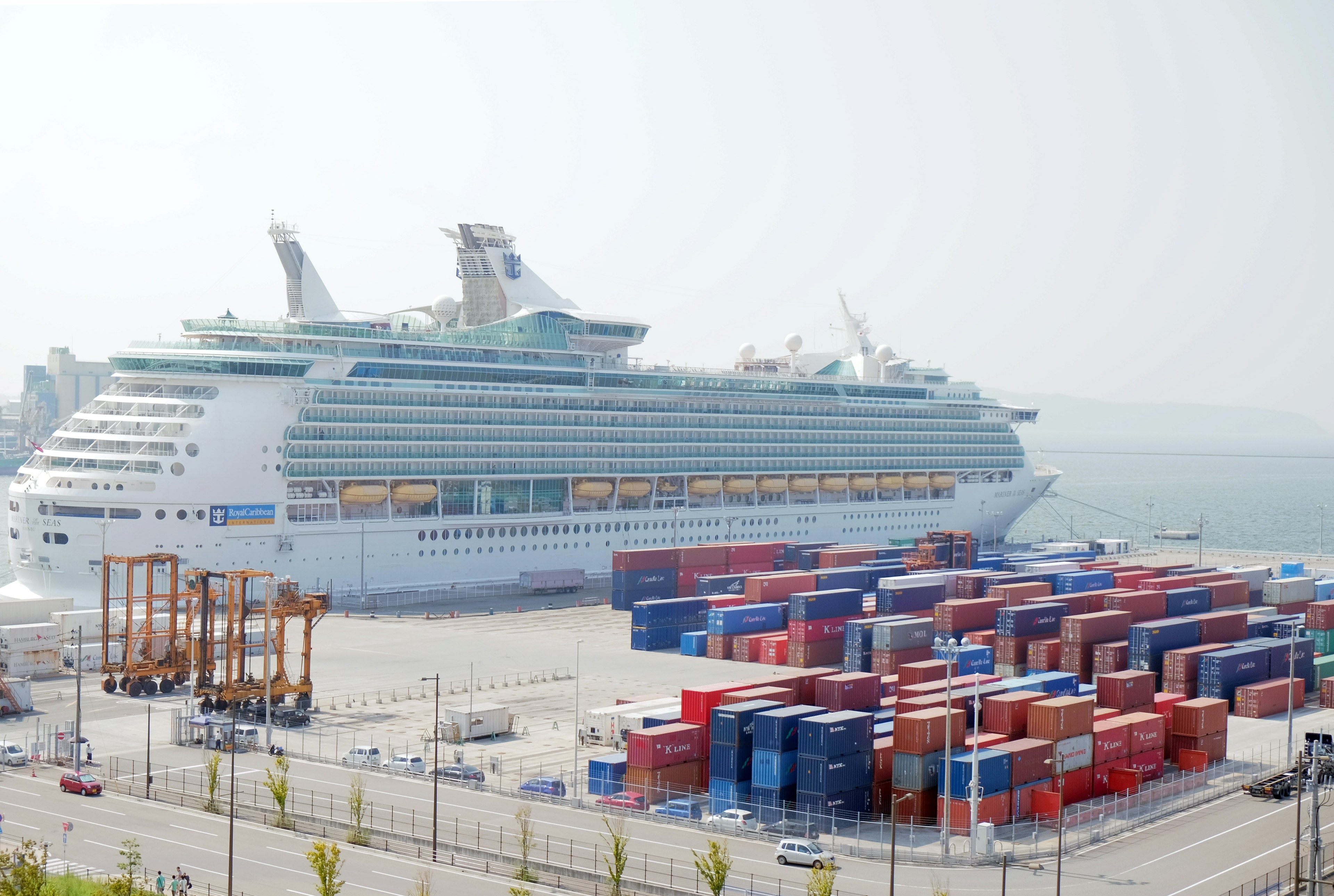 Nave da crociera ormeggiata al porto con container colorati