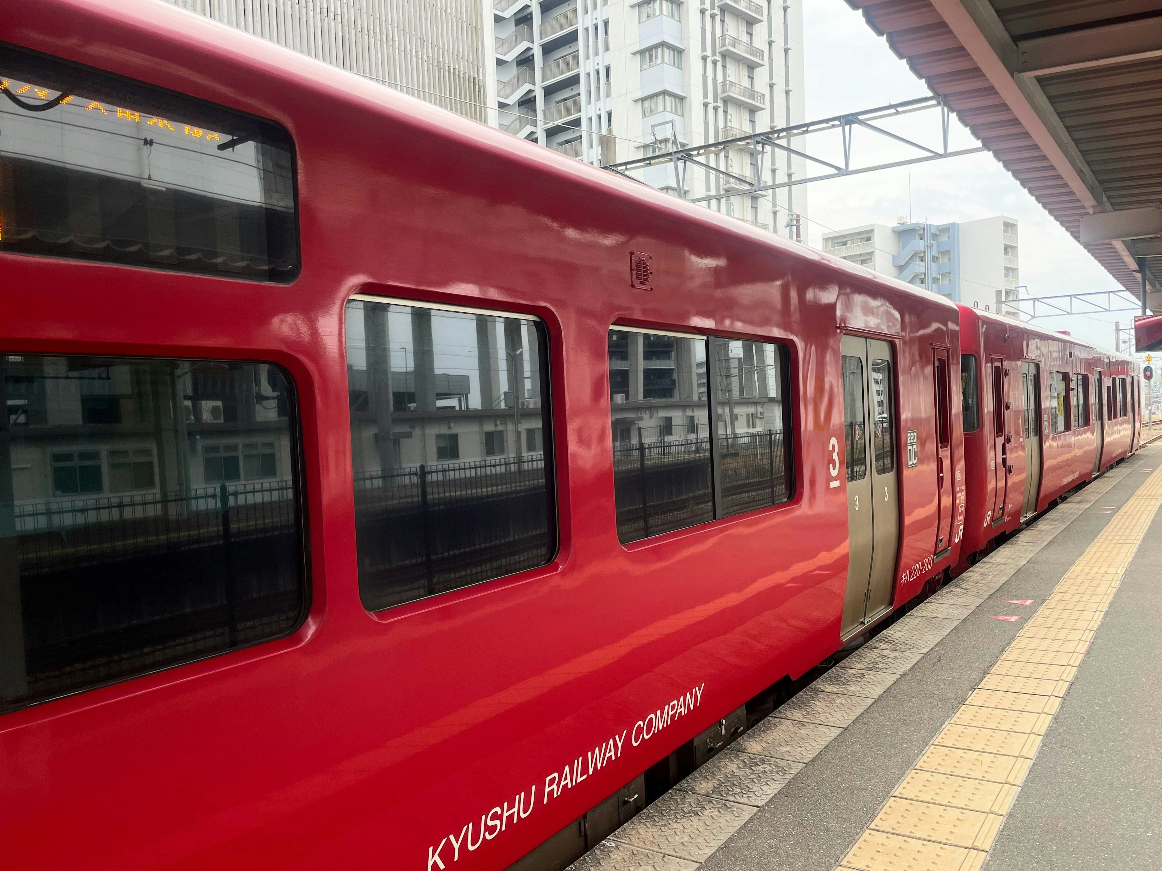 Kereta merah berhenti di stasiun