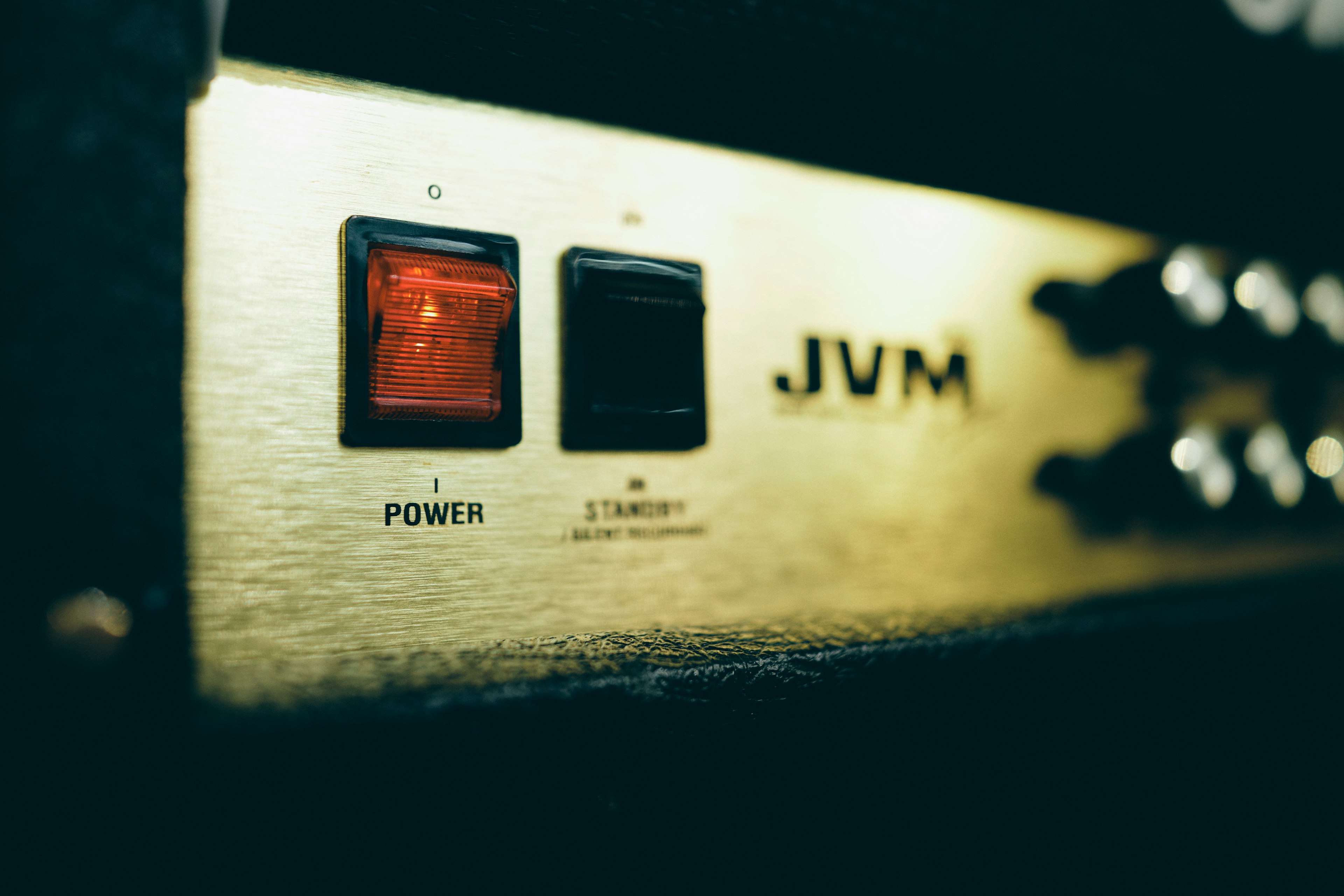 Close-up tombol daya dan siaga amplifier JVM