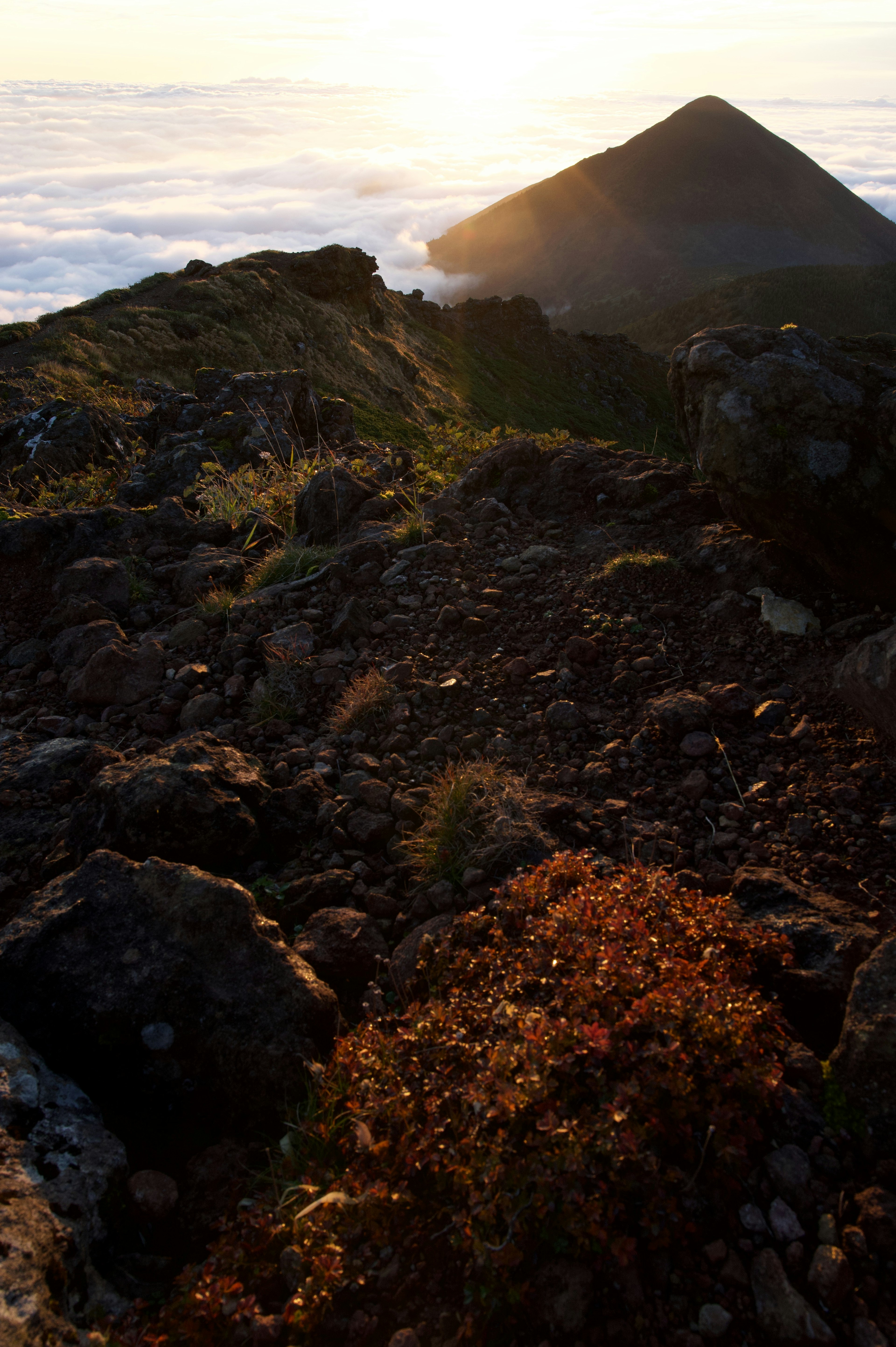 Hermoso paisaje con el atardecer iluminando la cima de la montaña