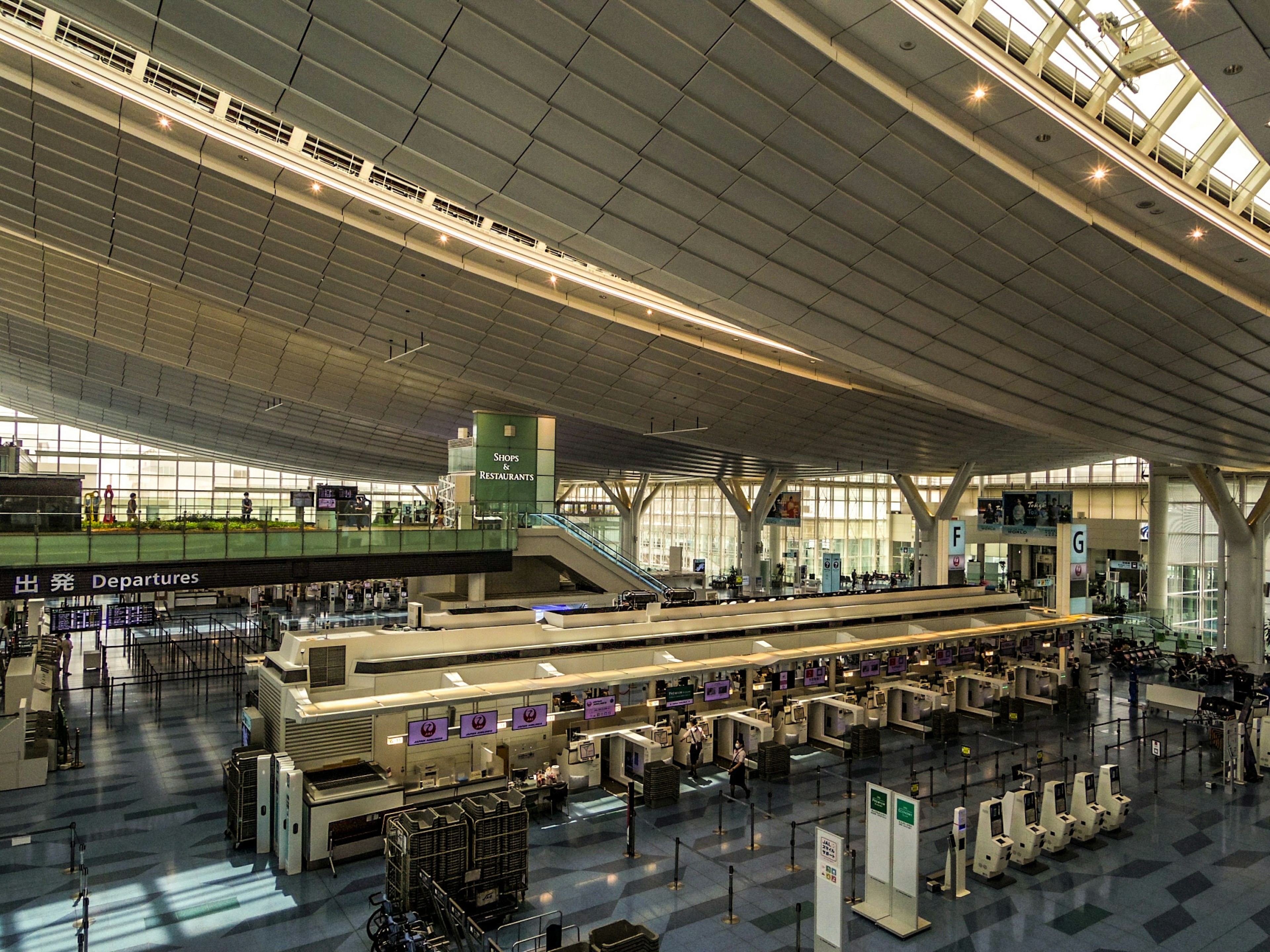 Interno spazioso di un terminal aeroportuale con design moderno e illuminazione brillante