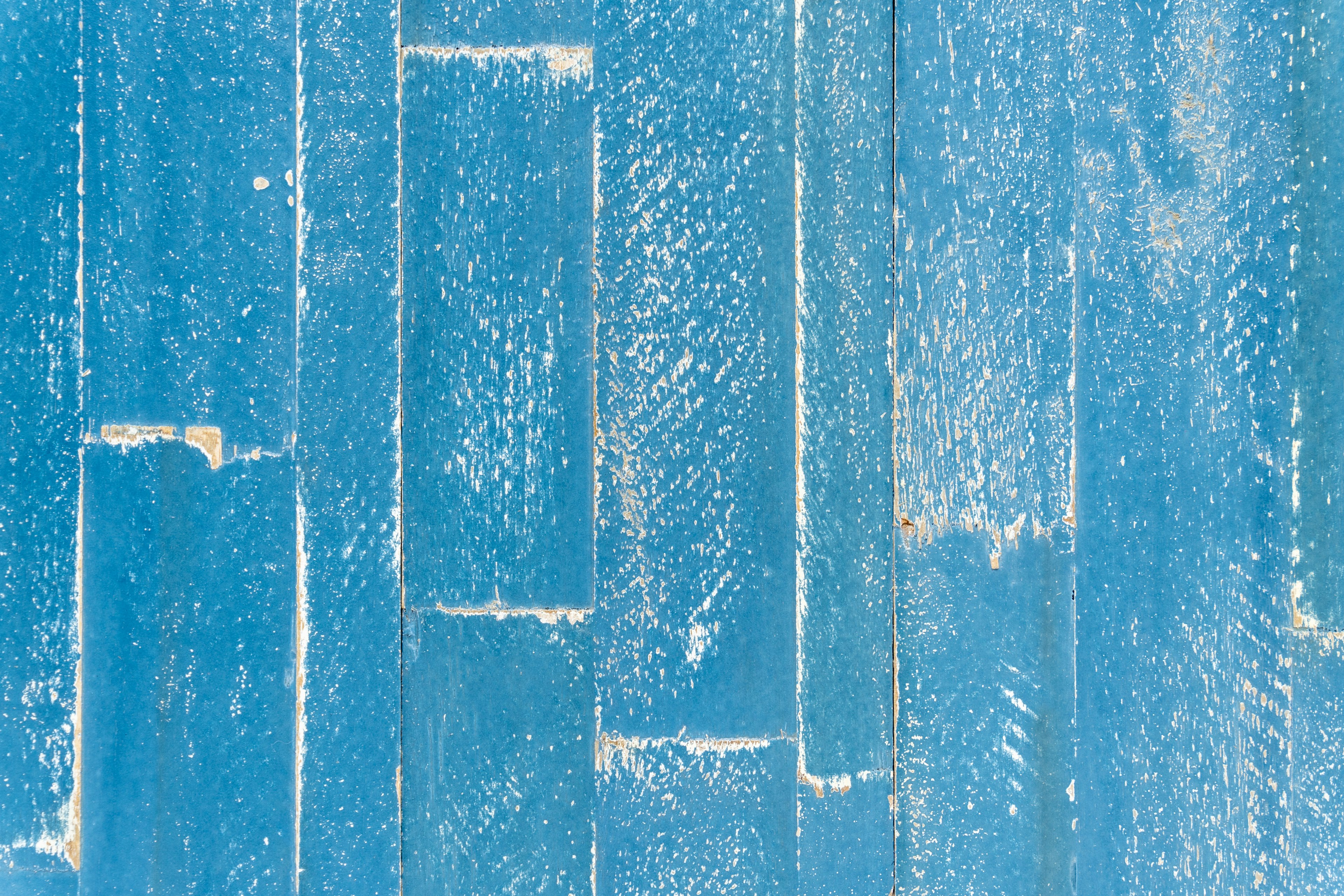 Surface en bois bleu texturé avec des lignes et des marques irrégulières