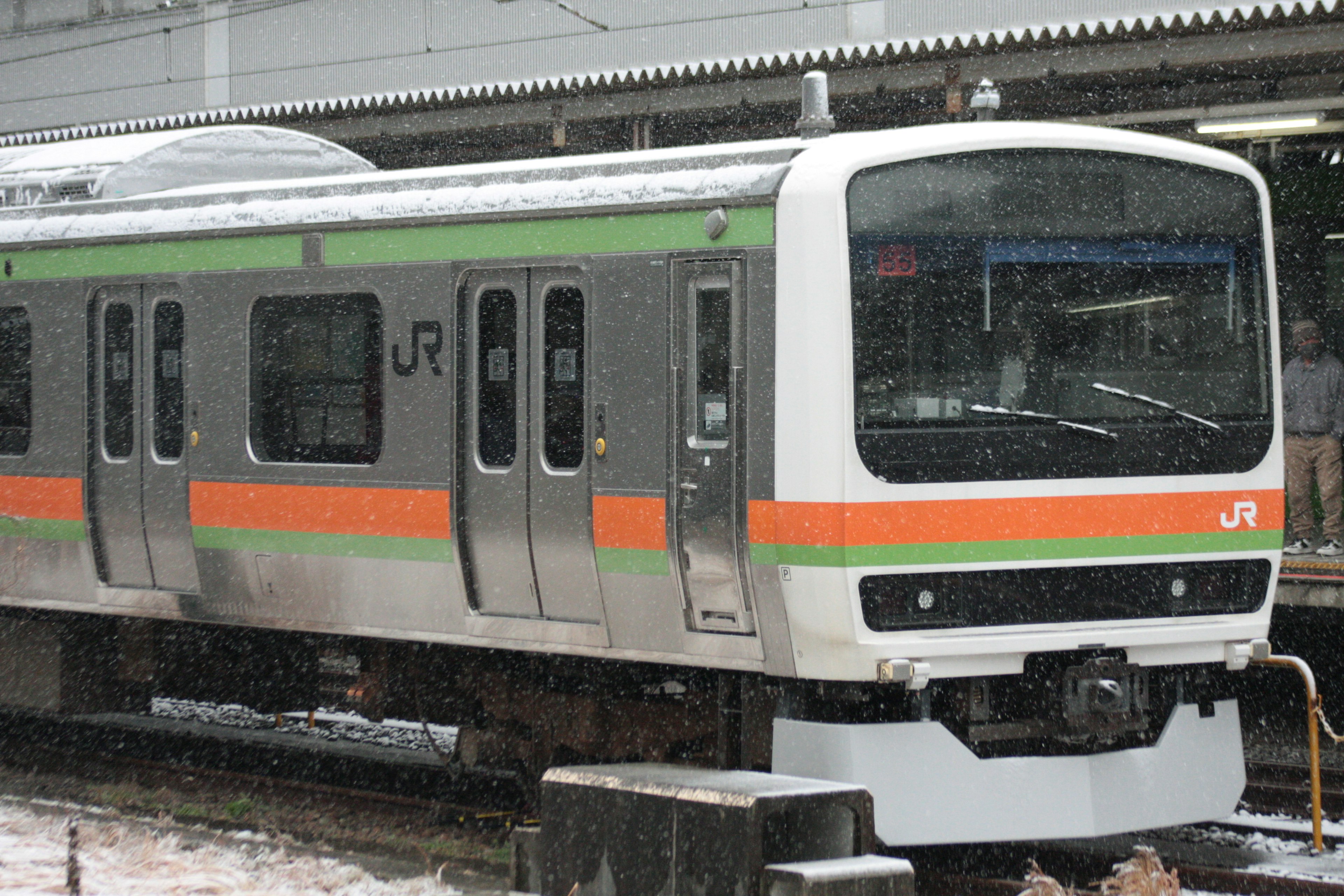 Vista laterale di un treno JR parcheggiato nella neve