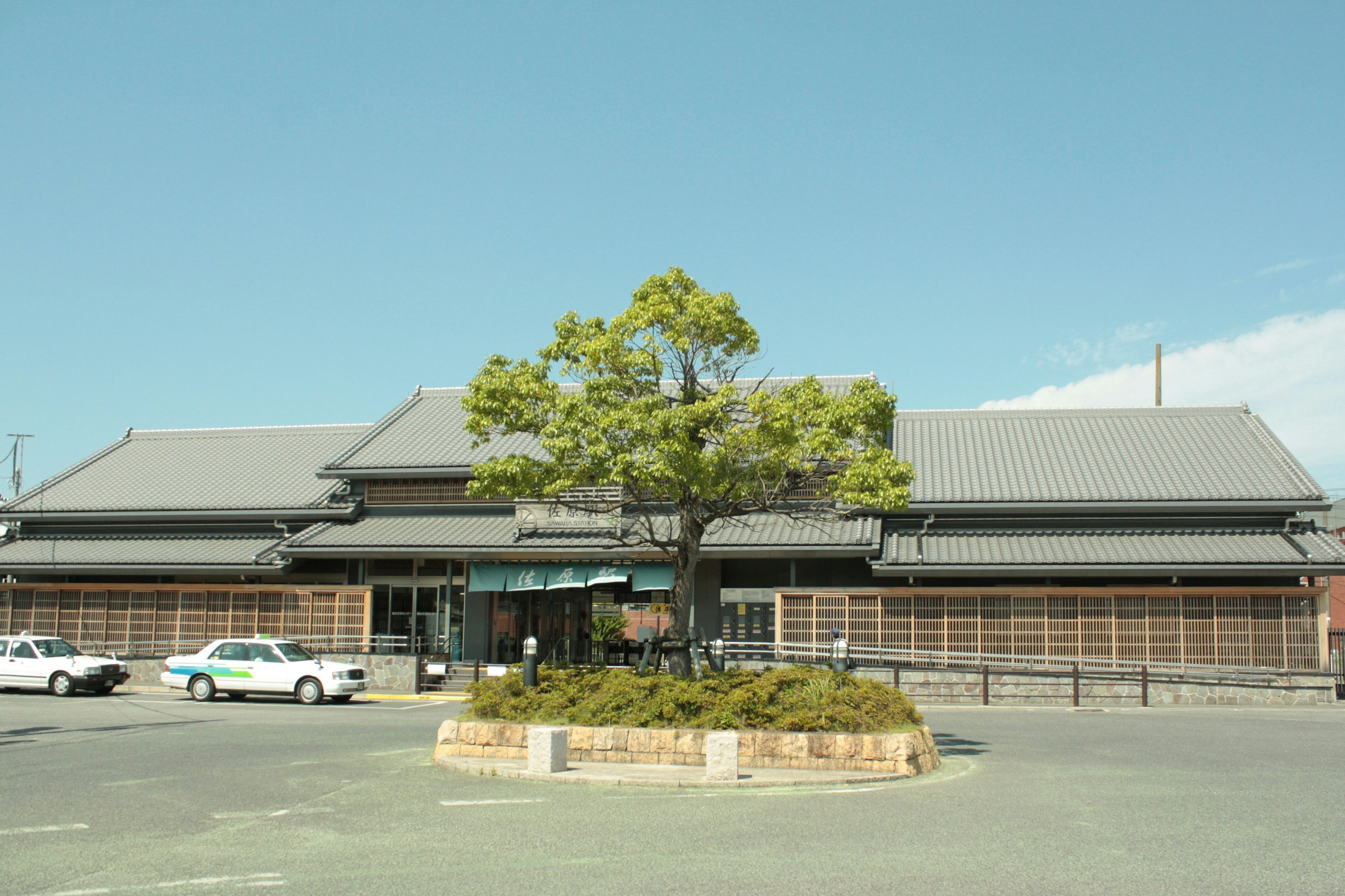 Traditionelles japanisches Gebäude mit einem Baum in der Mitte