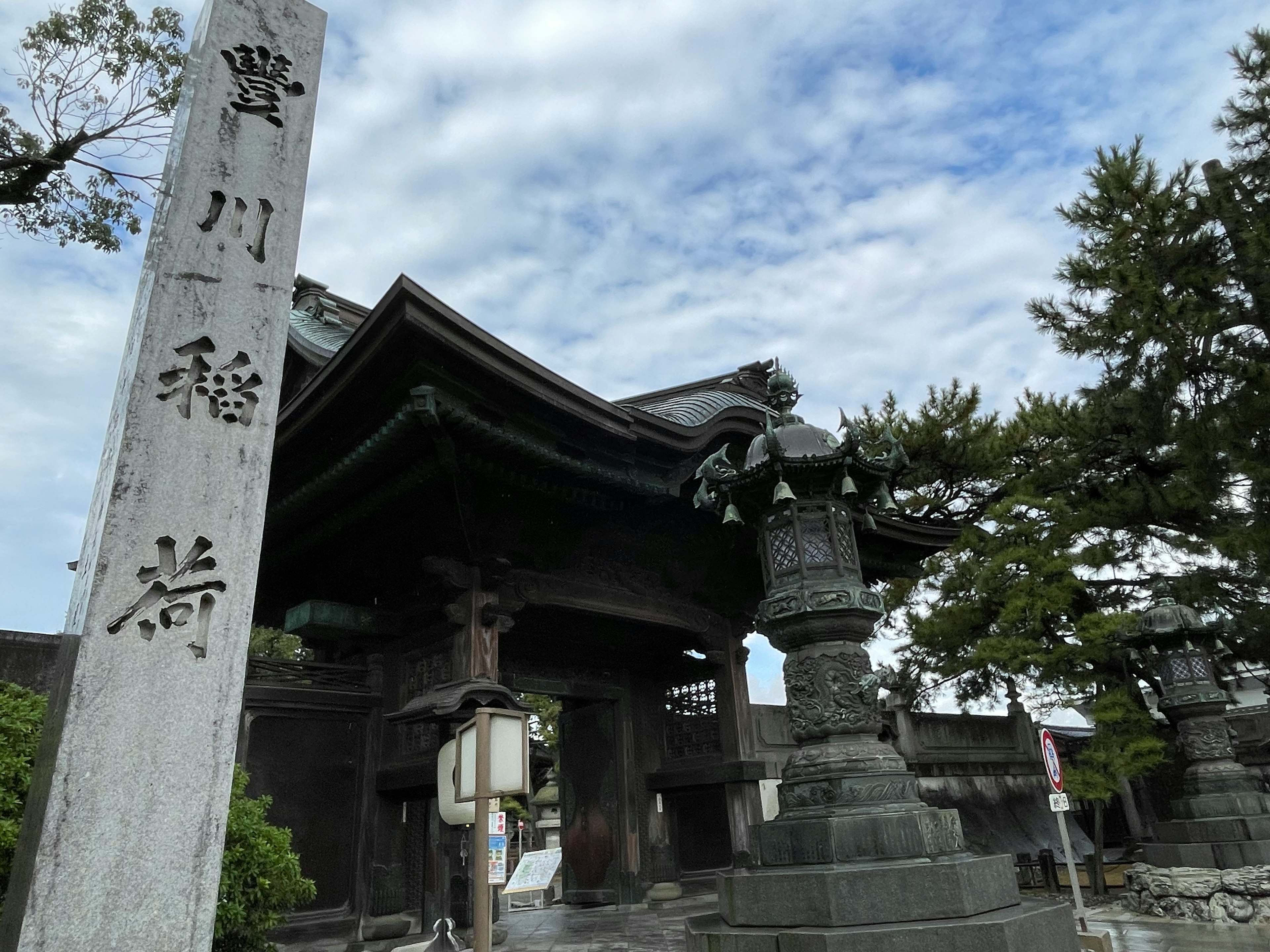 Landschaft mit dem Tor von Toyokawa Inari und einer Stehlaterne