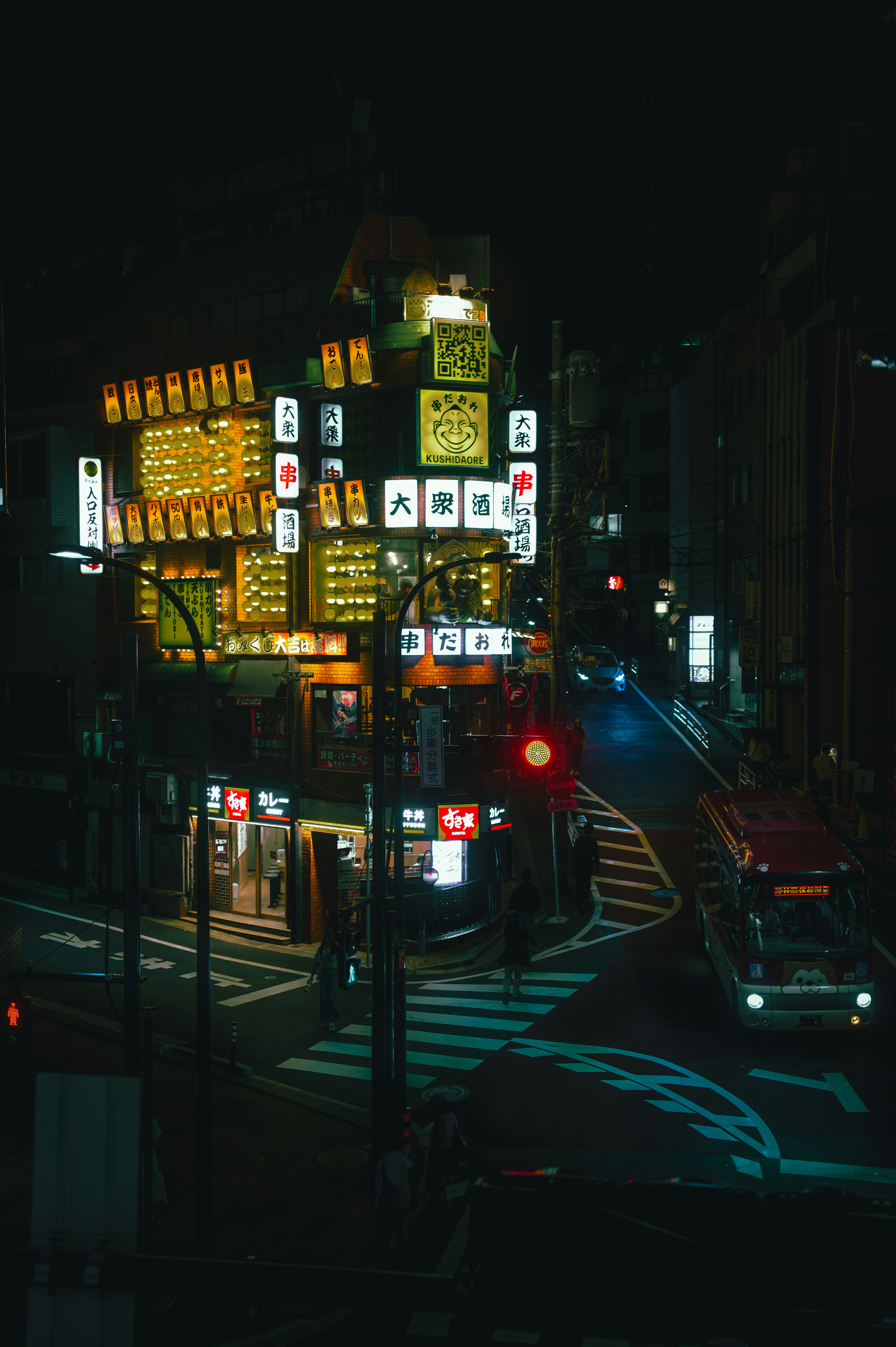 夜の街の景色で明るい看板が並んでいる交差点