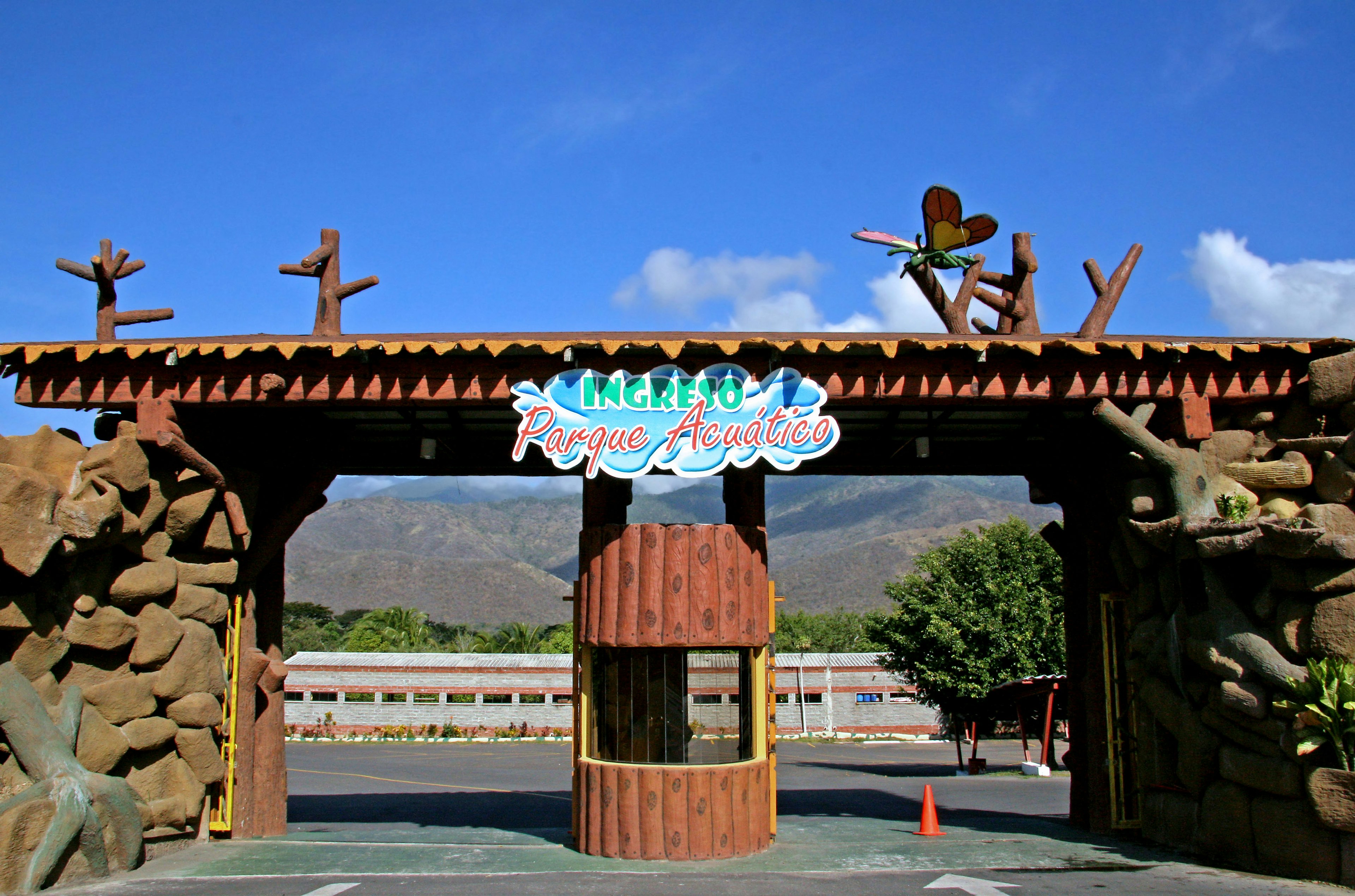 Arco de entrada colorido con elementos naturales y decoraciones llamativas