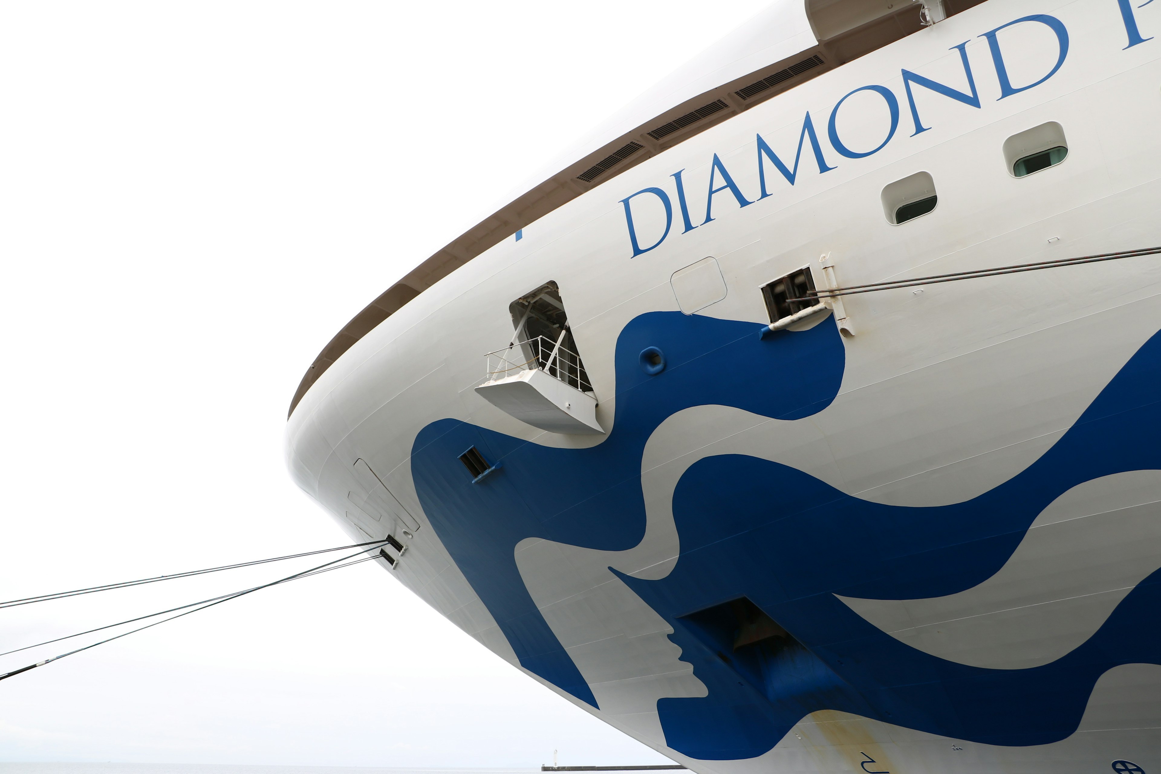 Bagian depan kapal pesiar Diamond Princess dengan desain biru dan nama