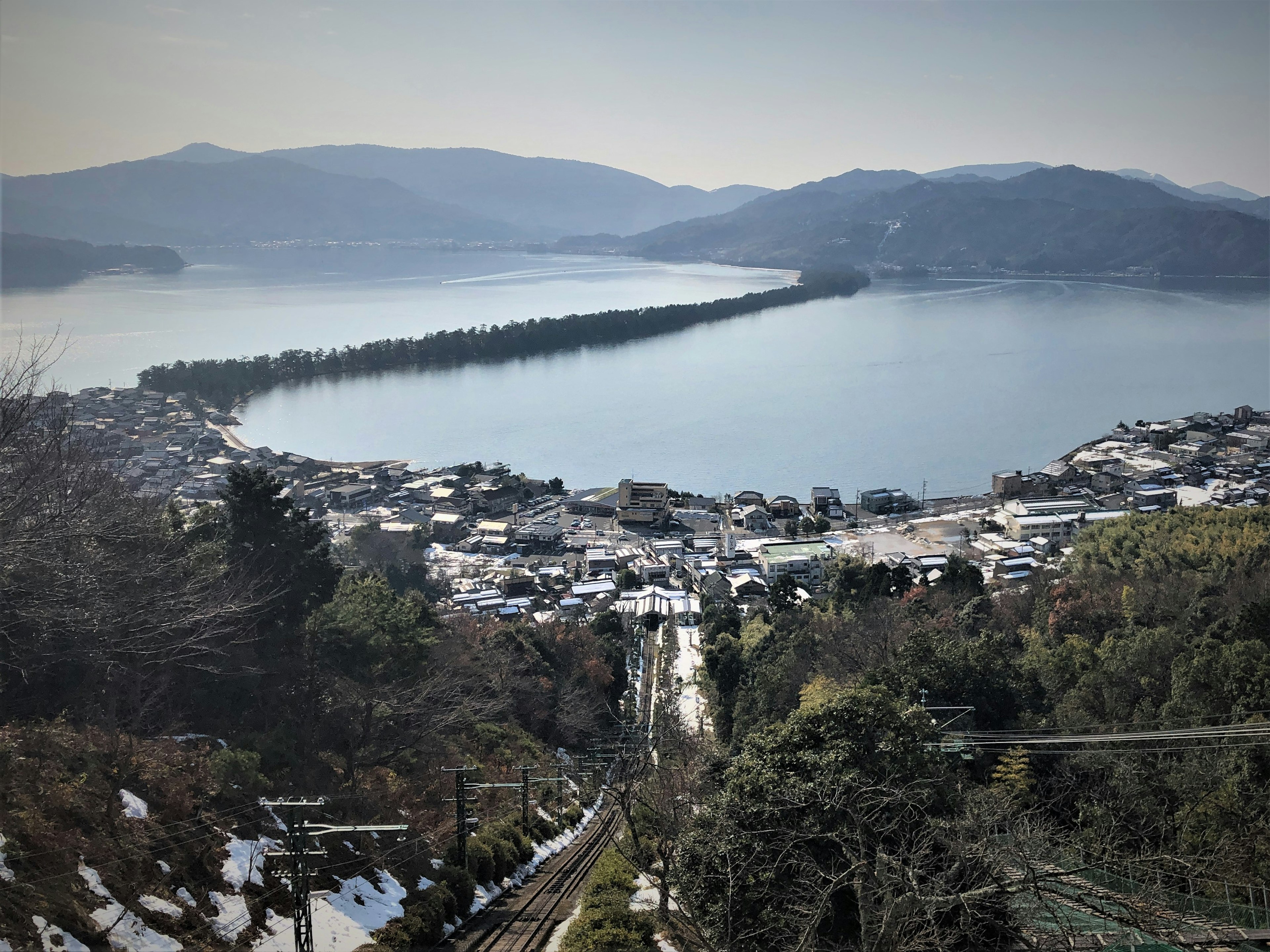 Vista panoramica di montagne innevate e un lago tranquillo