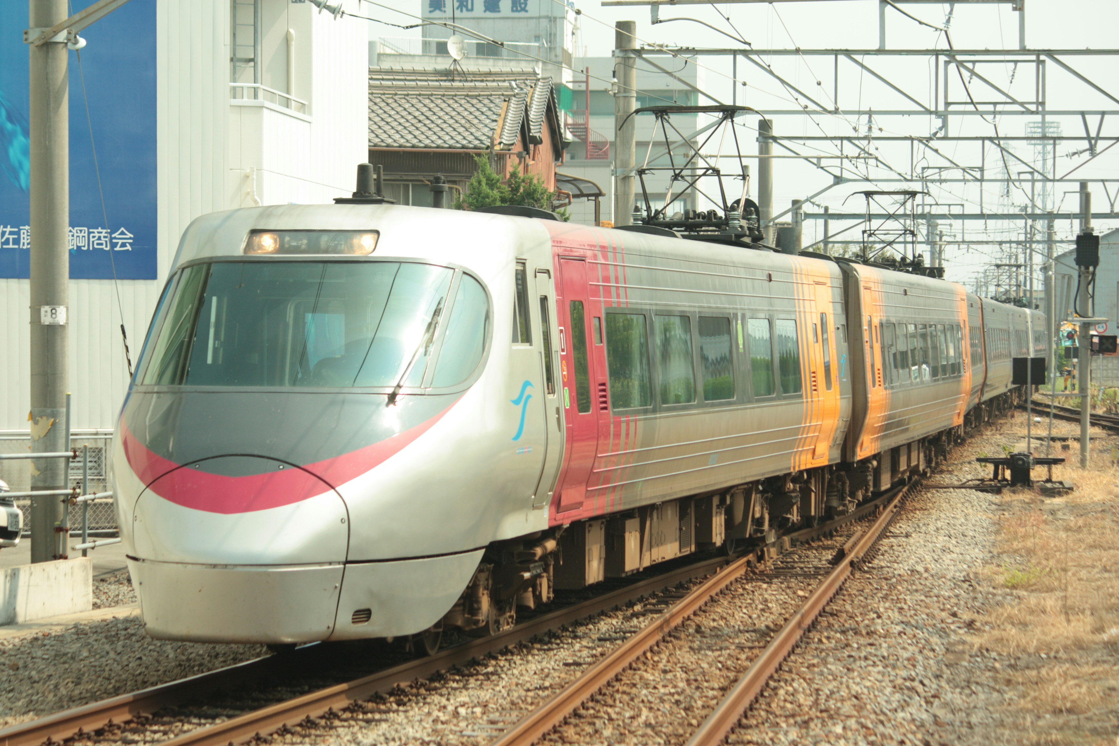 近代的なデザインの電車が線路を走行中