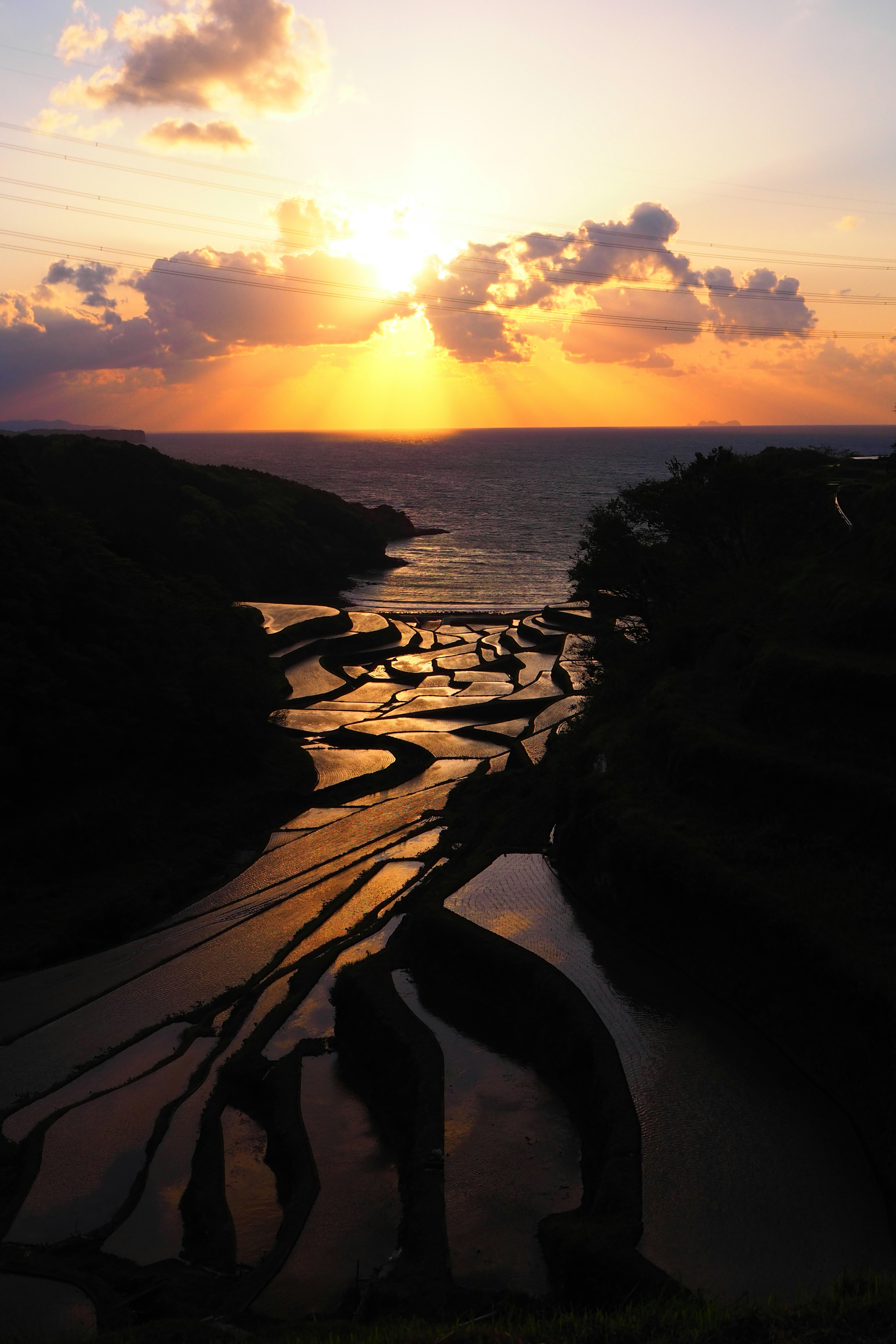 Vista escénica de un hermoso atardecer sobre el océano con vías de agua sinuosas y sombras dramáticas