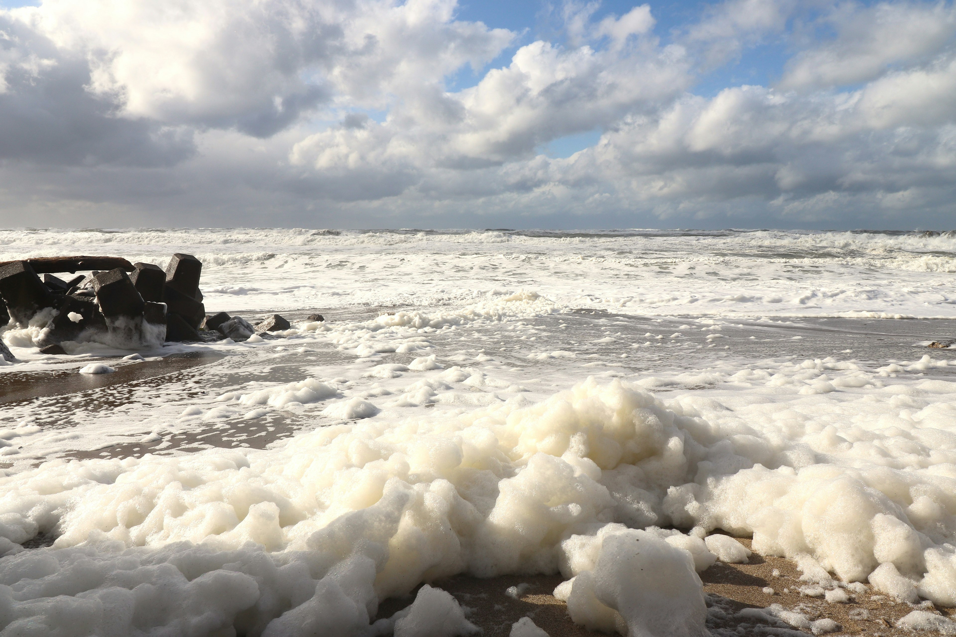 波涛汹涌的海面和覆盖沙滩的白色泡沫