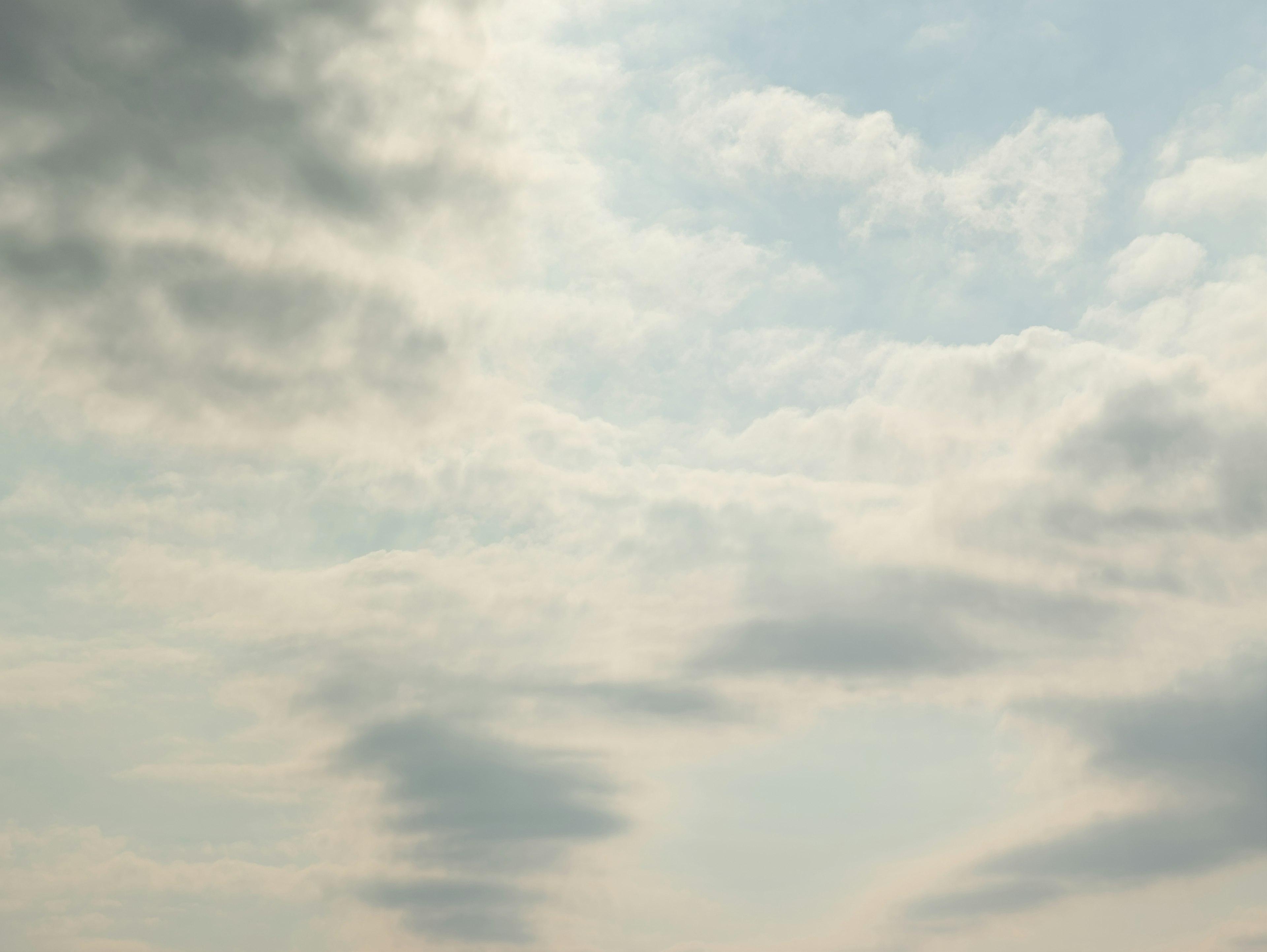 Langit tenang dengan awan dan area biru