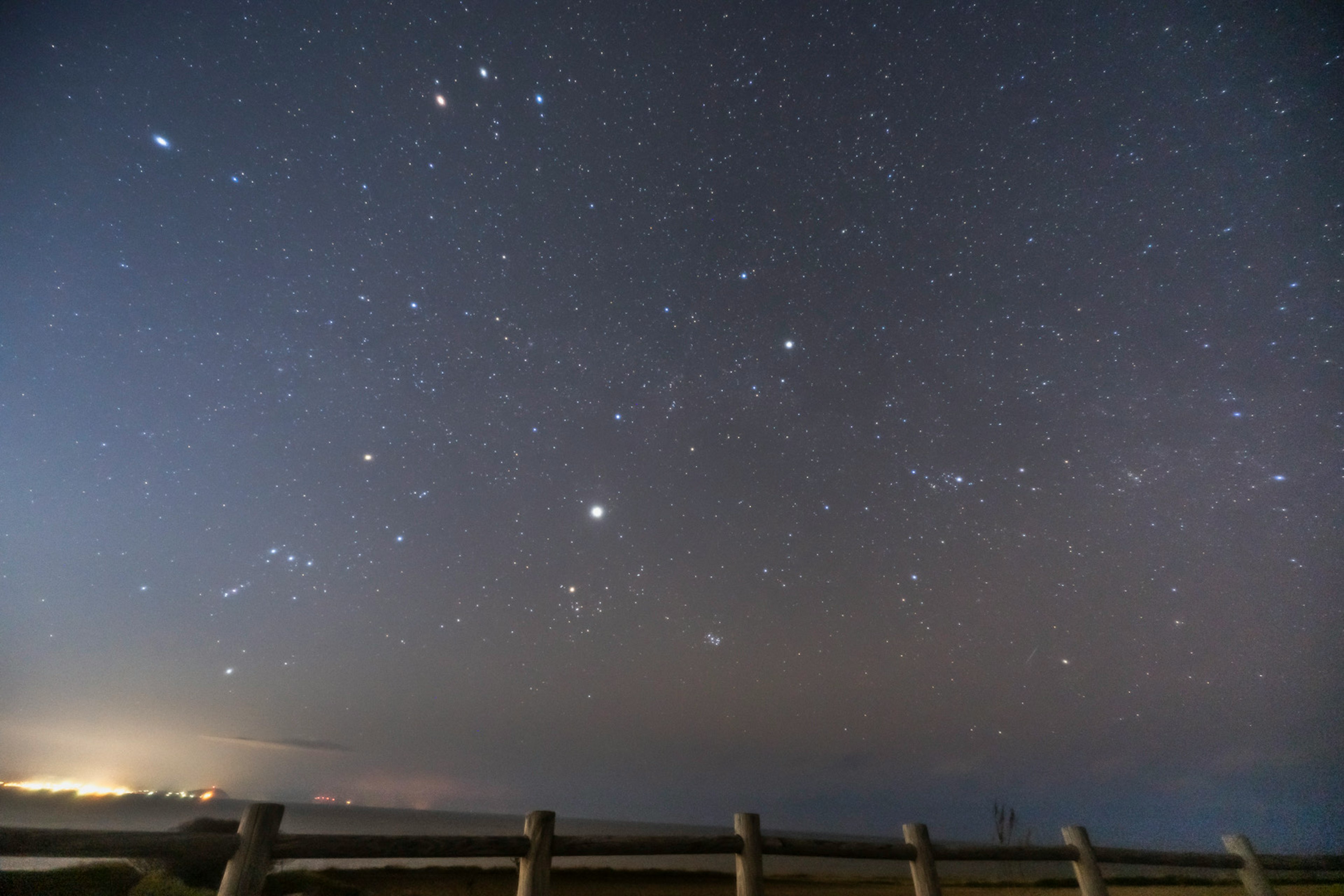 Ciel nocturne vaste rempli d'étoiles scintillantes et d'un horizon lointain