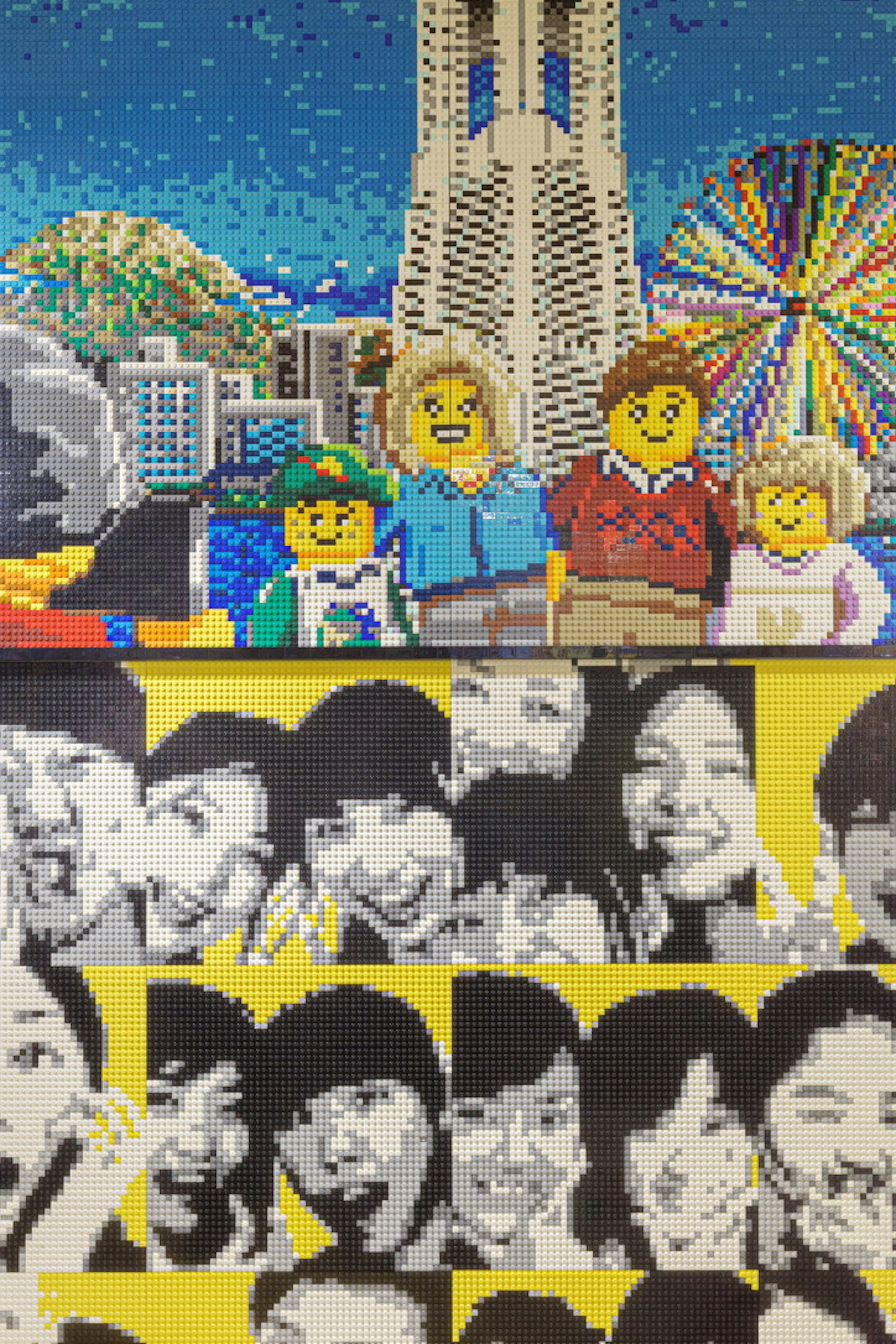 Mosaico in Lego dello skyline di San Francisco con personaggi dei cartoni animati e volti