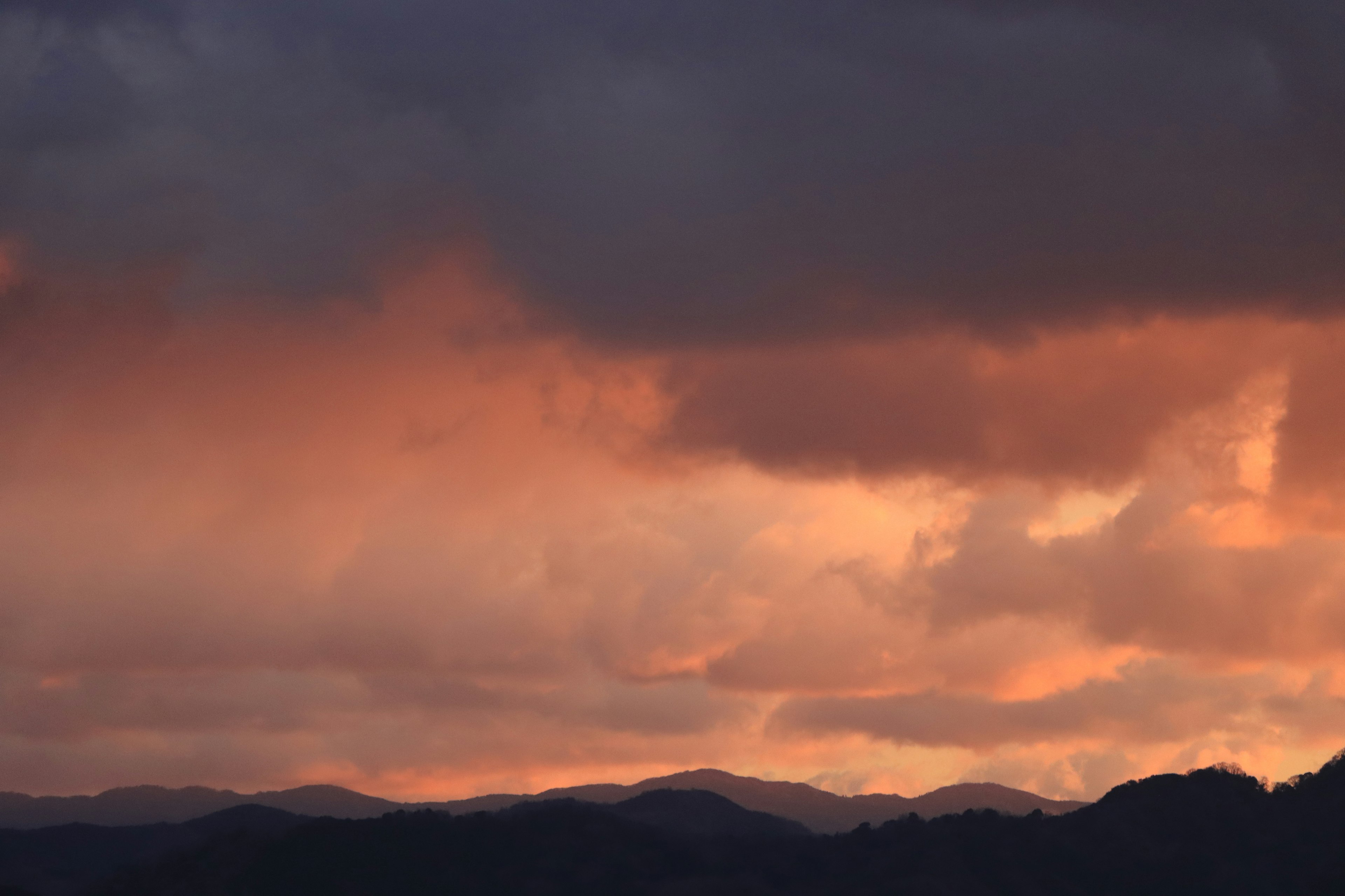 Cielo al tramonto con silhouette di montagne