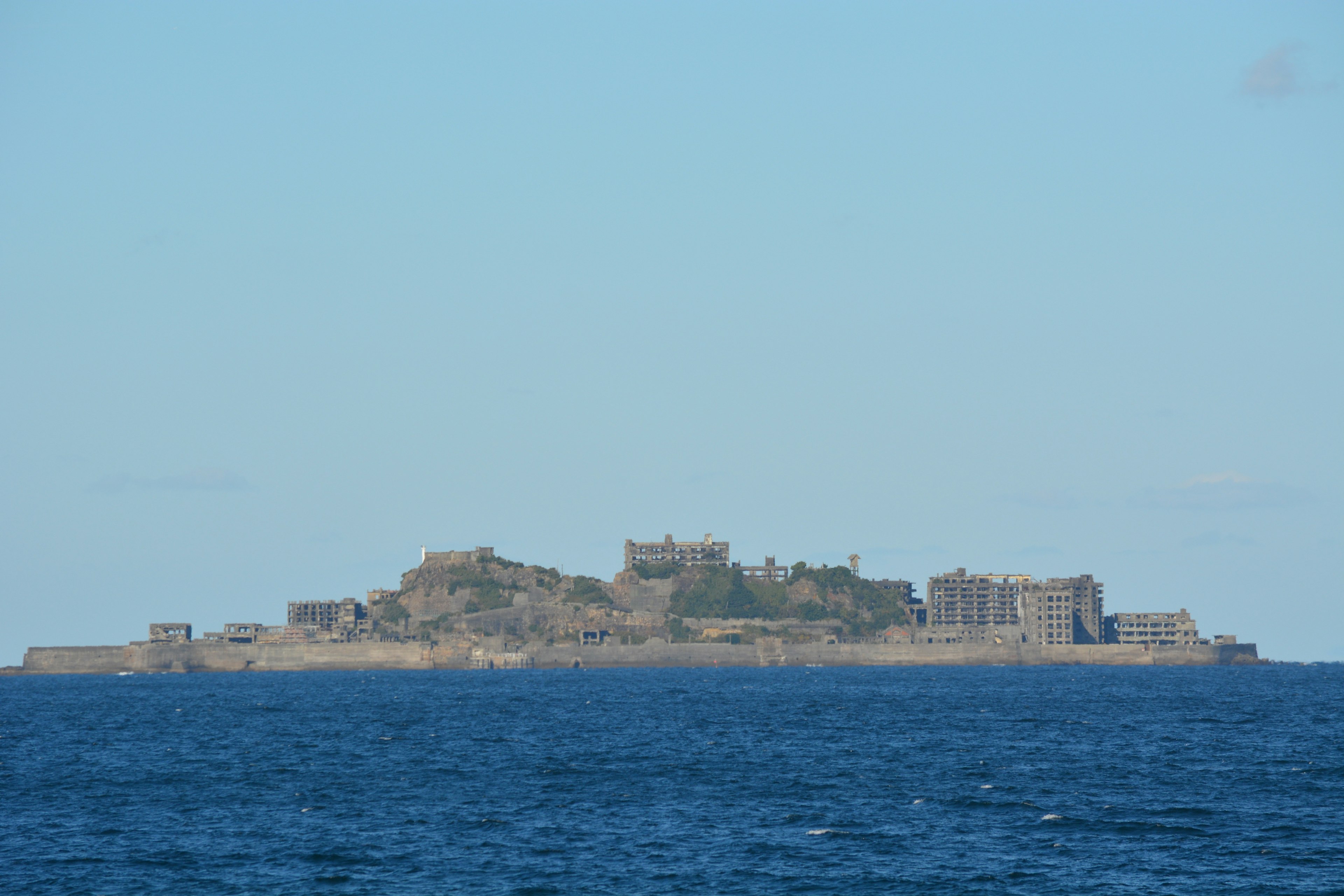 Vista panoramica di un'isola deserta con rovine nell'oceano