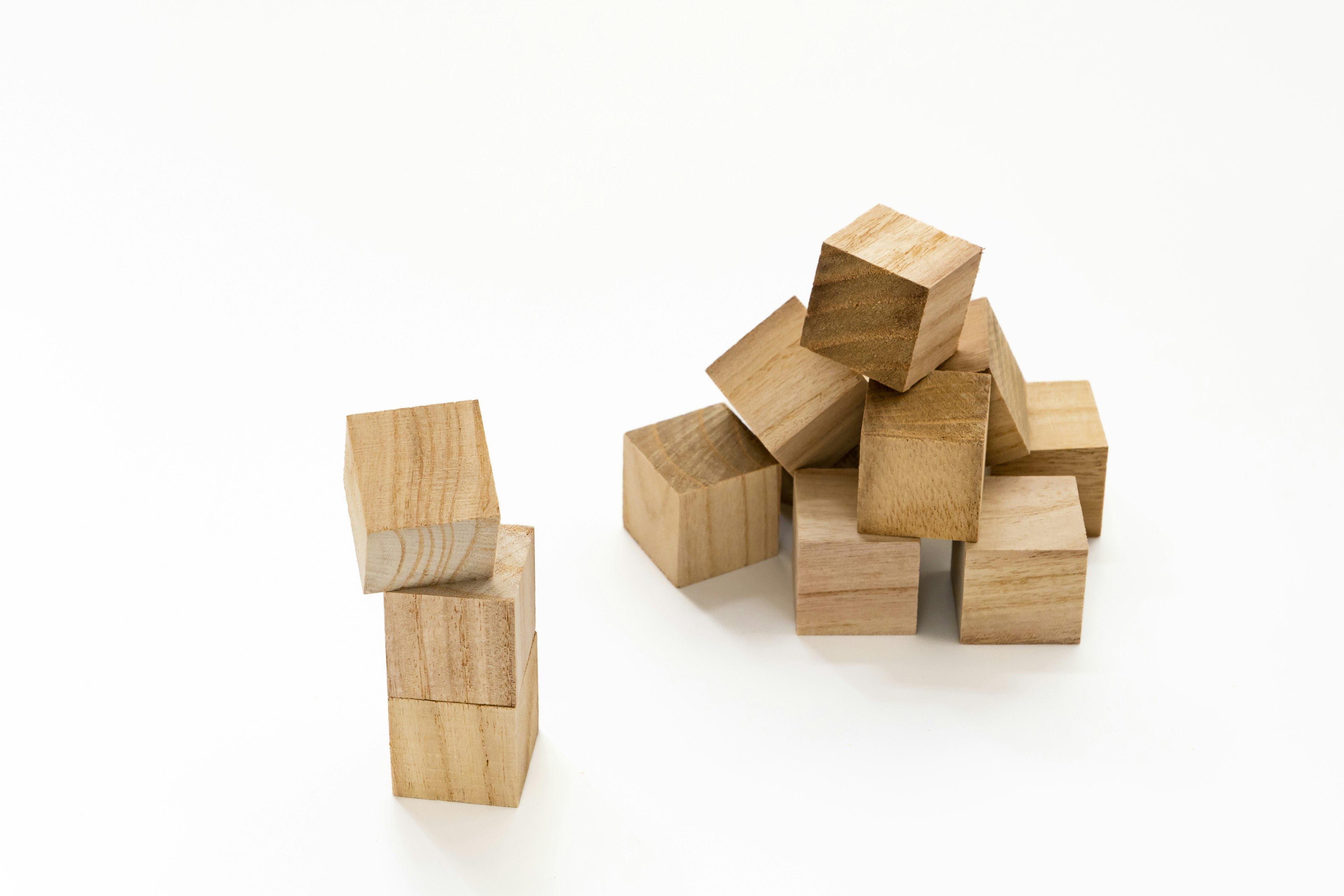 Blocs de construction en bois disposés sur un fond blanc