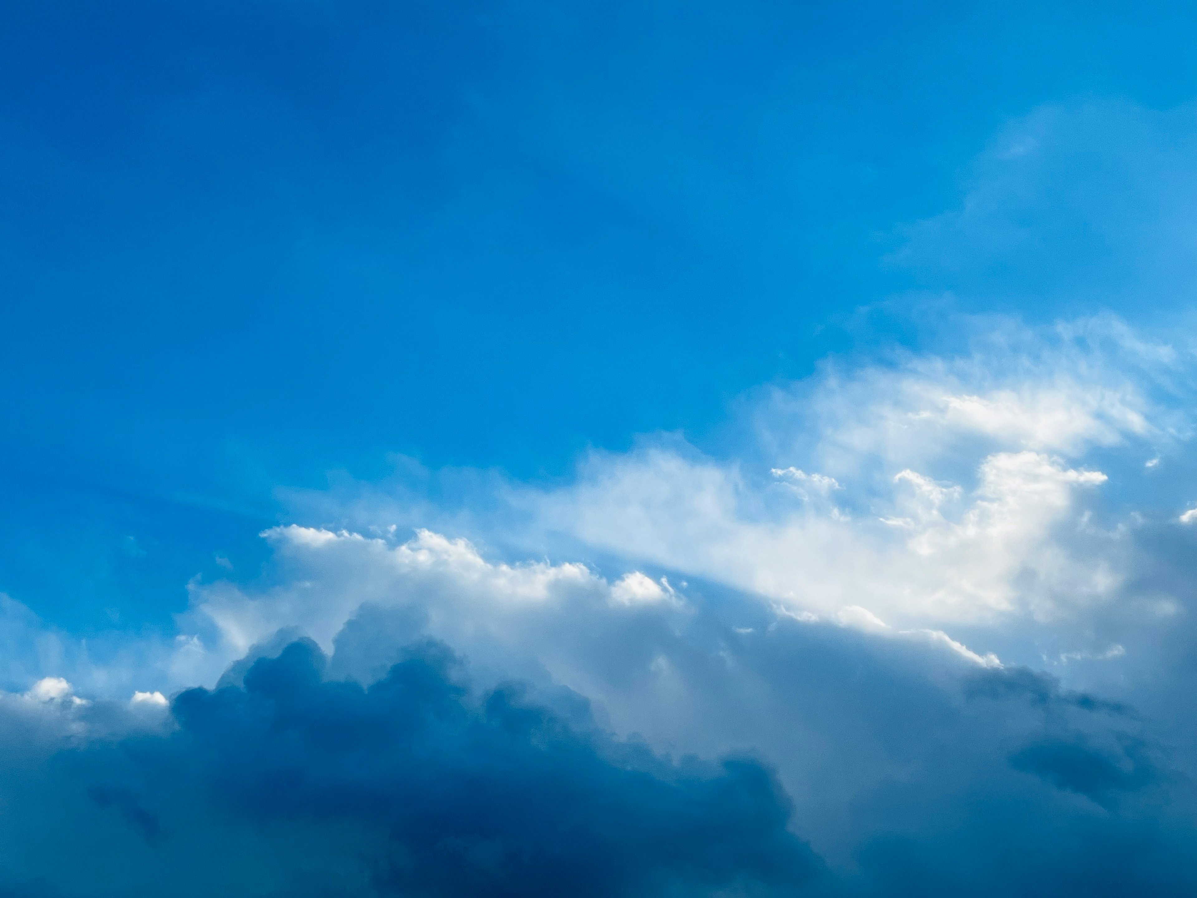 青い空と白い雲の景色