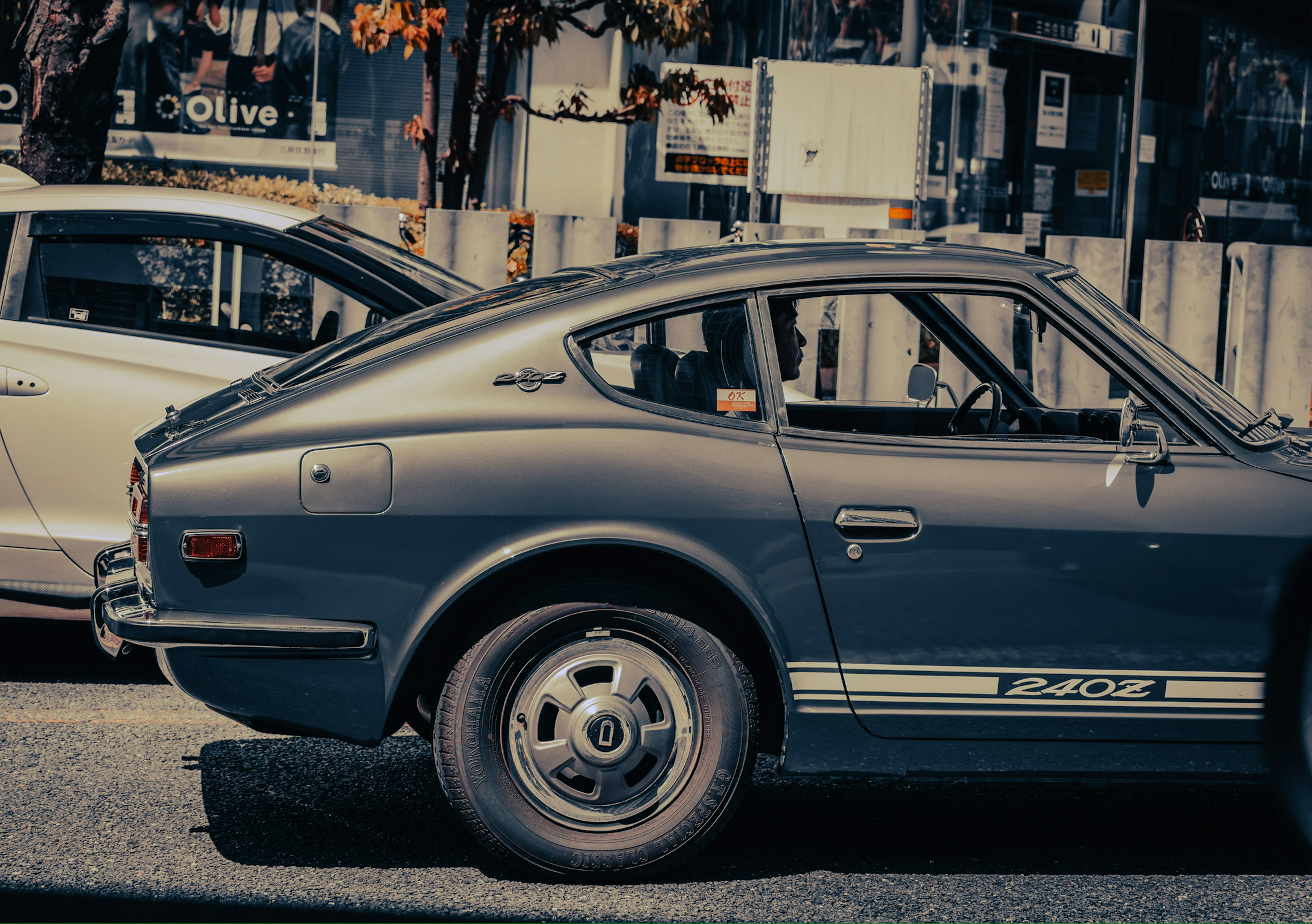 Gros plan d'une voiture classique garée dans la rue