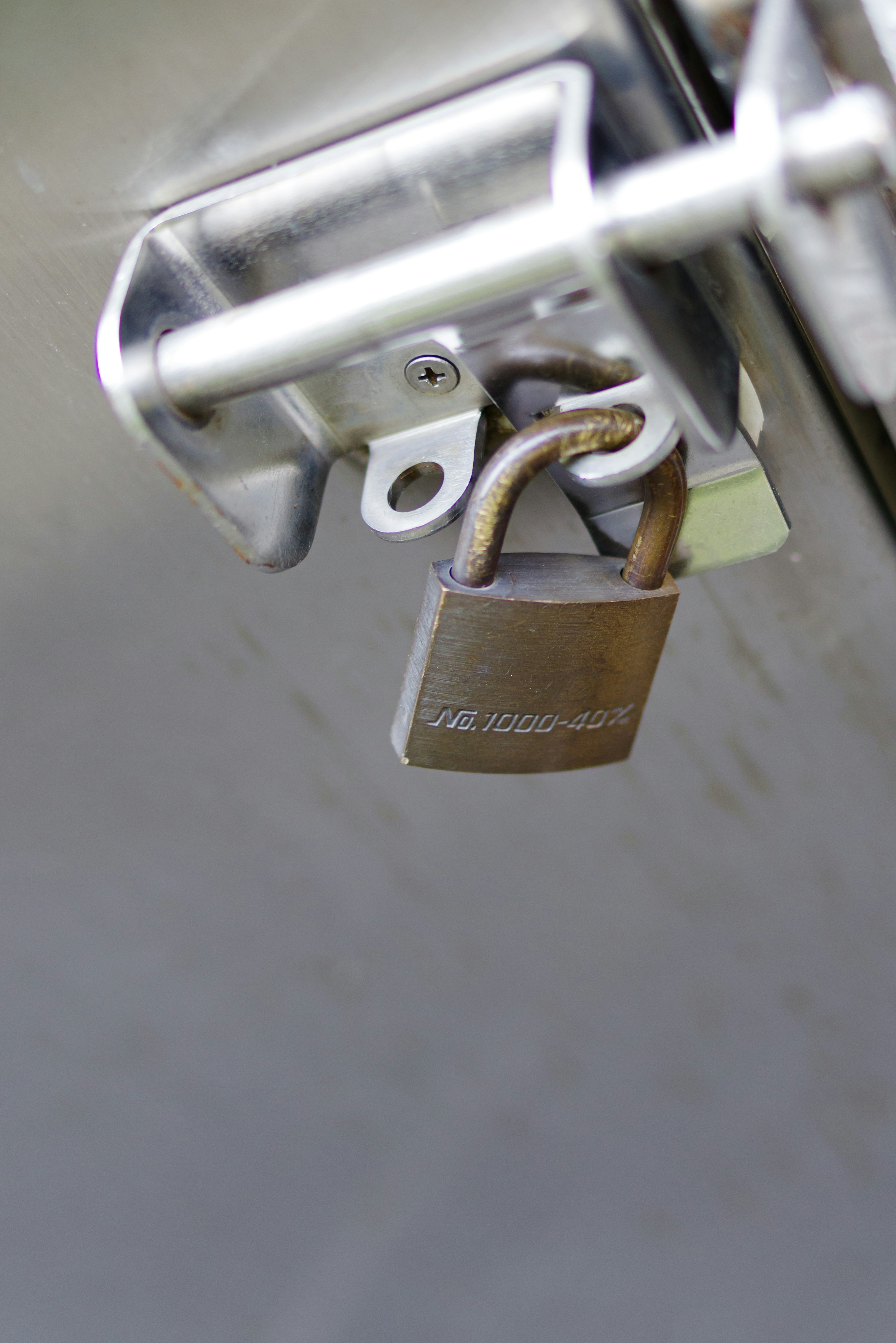 Un cadenas en métal verrouillé avec un arrière-plan métallique flou