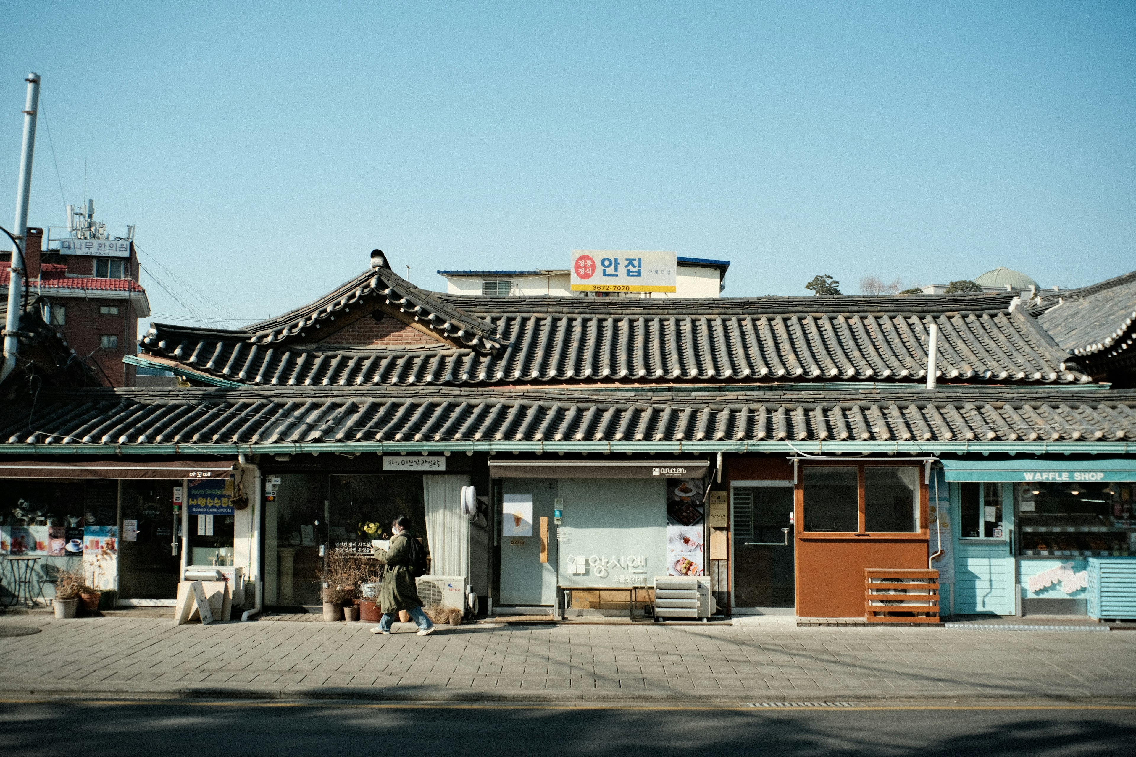 伝統的な韓国の建物が並ぶ風景で青空と屋根の瓦